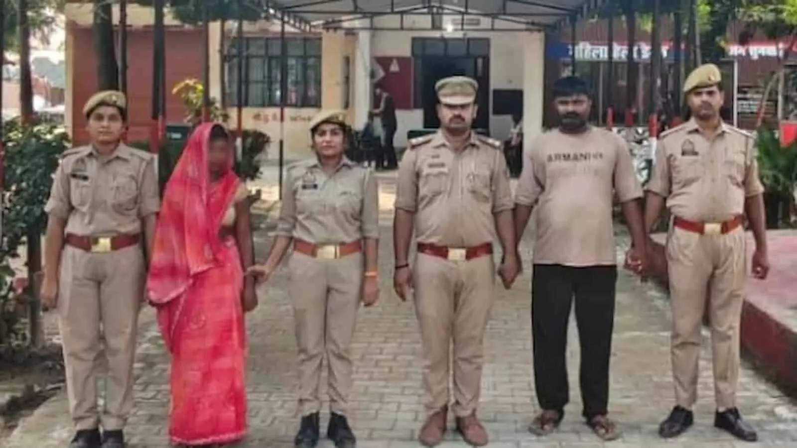 तस्वीर में पुलिसकर्मी और गिरफ्तार आरोपी जीयनपुर थाने के परिसर में खड़े हैं। तस्वीर में पुलिसकर्मी और गिरफ्तार आरोपी जीयनपुर थाने के परिसर में खड़े हैं।