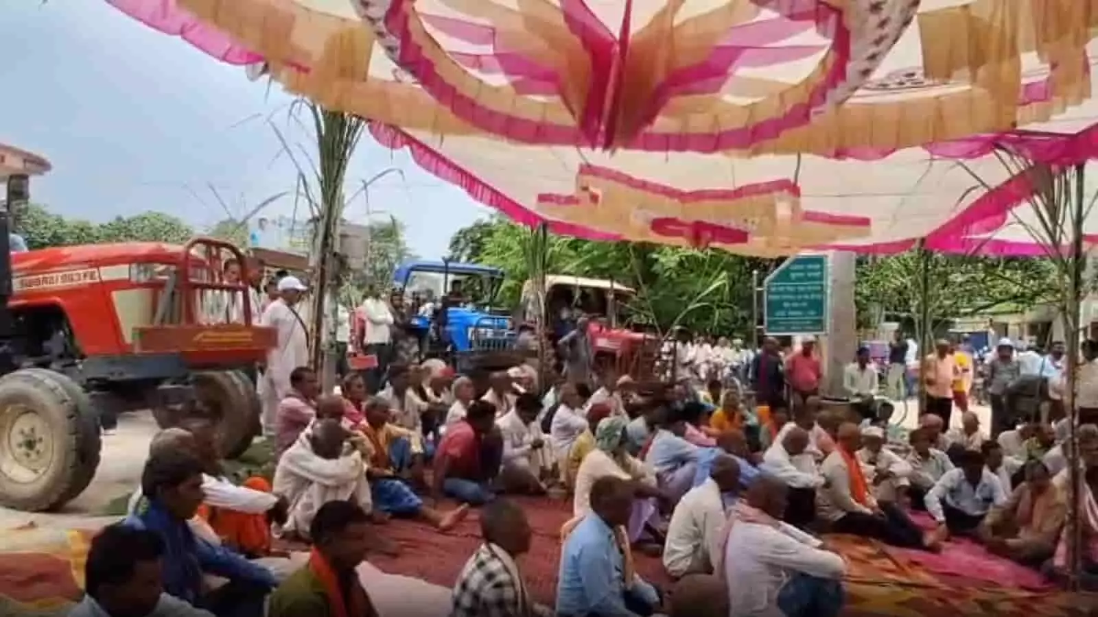 बगहा में गन्ना मूल्य बढ़ोतरी की मांग को लेकर टेंट के नीचे बैठे और प्रदर्शन करते किसान। बगहा में गन्ना मूल्य बढ़ोतरी की मांग को लेकर टेंट के नीचे बैठे और प्रदर्शन करते किसान।