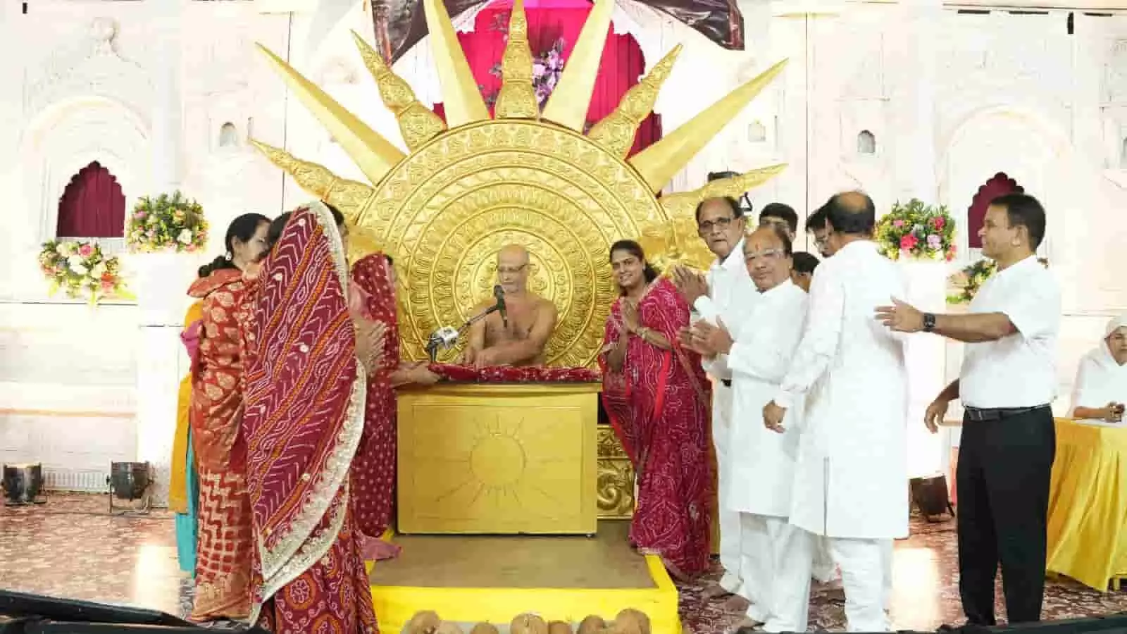 तस्वीर में दिख रही सभा में जैन मुनि मंच पर बैठे हैं और श्रद्धालु हाथ जोड़कर प्रणाम कर रहे हैं। तस्वीर में दिख रही सभा में जैन मुनि मंच पर बैठे हैं और श्रद्धालु हाथ जोड़कर प्रणाम कर रहे हैं।