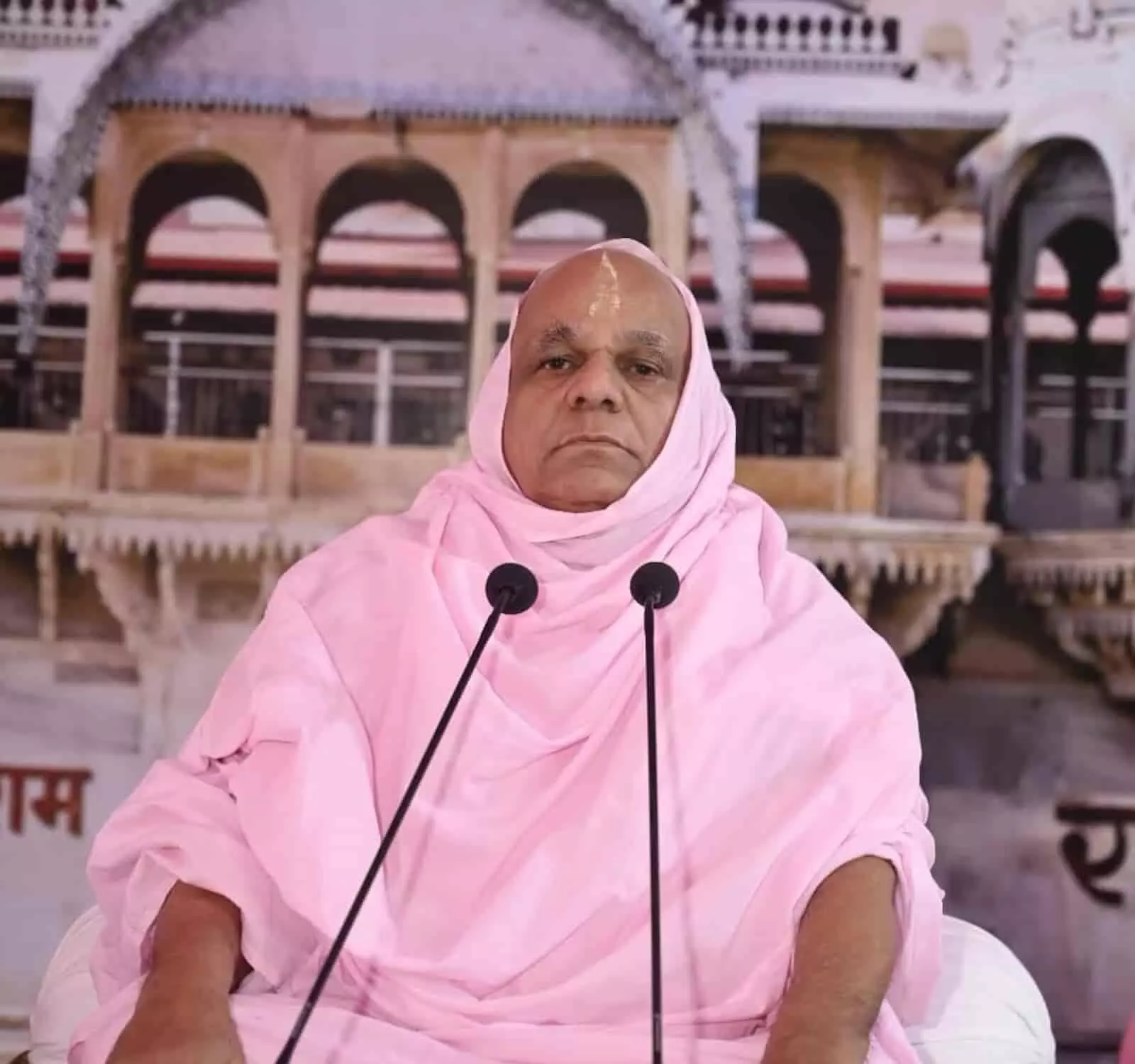 तस्वीर में दिख रहे आचार्य श्रीरामदयालजी महाराज रामद्वारा में दो माइकों के सामने बैठकर प्रवचन दे रहे हैं। तस्वीर में दिख रहे आचार्य श्रीरामदयालजी महाराज रामद्वारा में दो माइकों के सामने बैठकर प्रवचन दे रहे हैं।