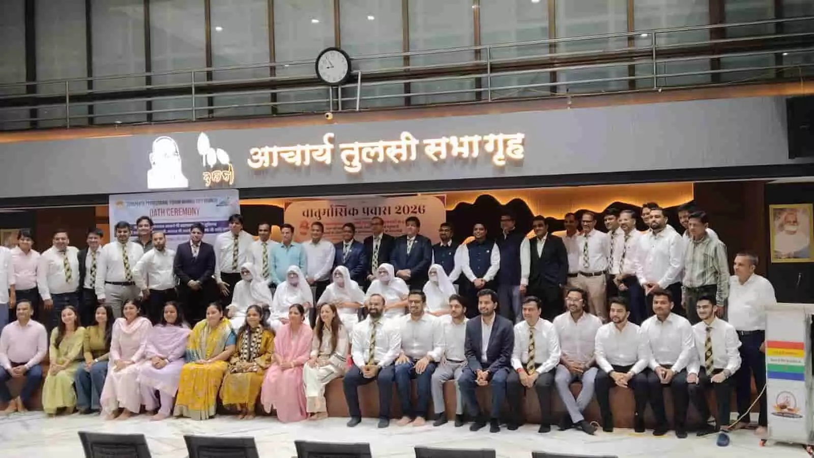 तस्वीर में दिख रही साध्वीश्री कंचनप्रभाजी और TPF सदस्य सभागृह में सामूहिक चित्र के लिए खड़े और बैठे हैं। तस्वीर में दिख रही साध्वीश्री कंचनप्रभाजी और TPF सदस्य सभागृह में सामूहिक चित्र के लिए खड़े और बैठे हैं।