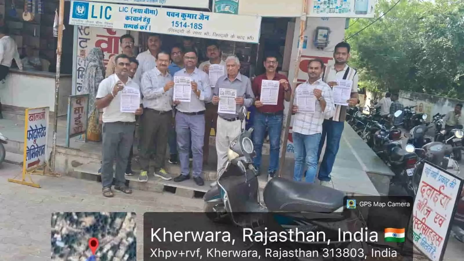 तस्वीर में दिख रही एक मेडिकल दुकान के बाहर कई पुरुष कतार में खड़े होकर जागरूकता संबंधी पर्चे दिखाते नजर आ रहे हैं। तस्वीर में दिख रही एक मेडिकल दुकान के बाहर कई पुरुष कतार में खड़े होकर जागरूकता संबंधी पर्चे दिखाते नजर आ रहे हैं।
