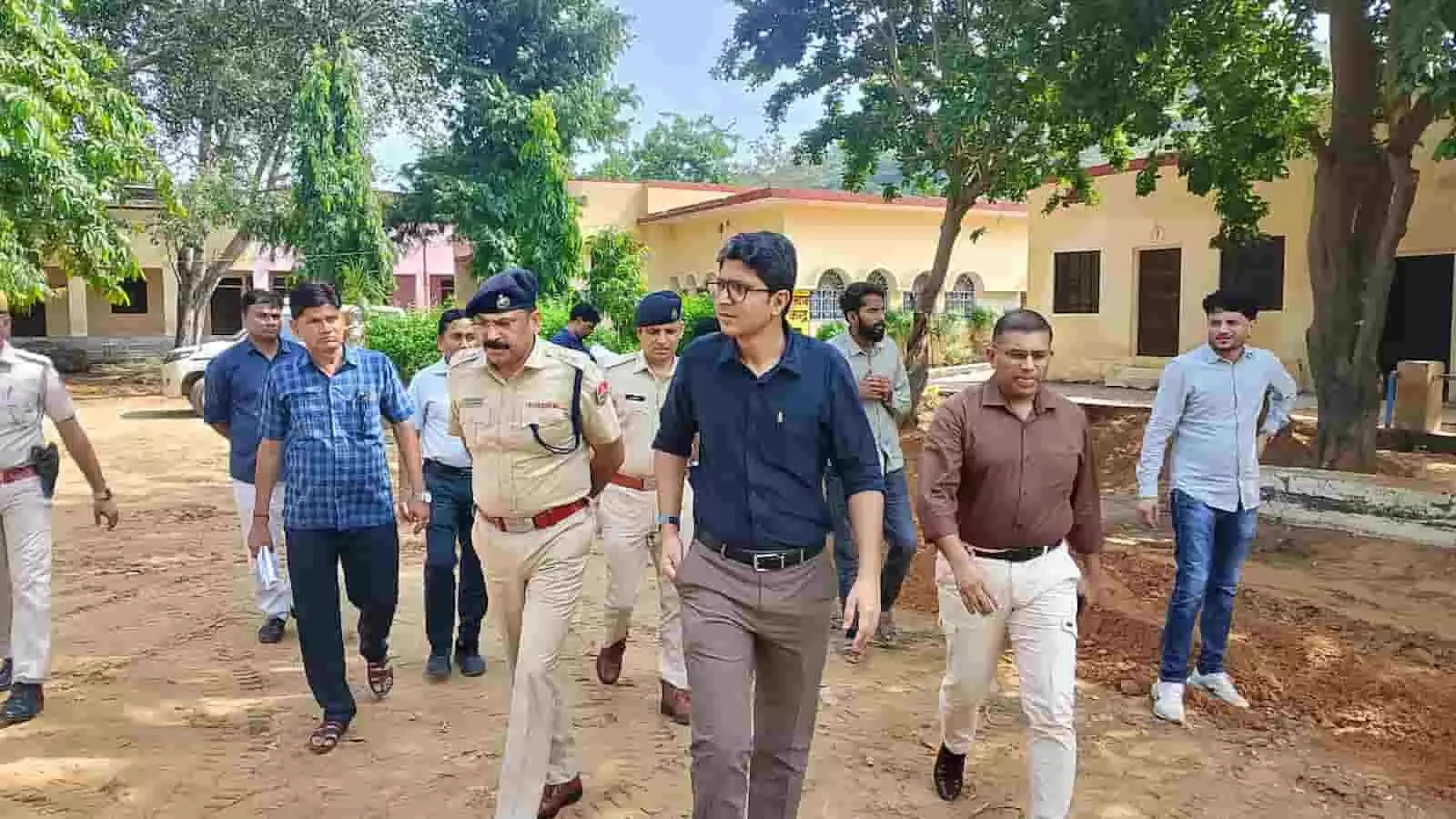 तस्वीर में दिख रहे अधिकारी और पुलिसकर्मी सपोटरा के मतदान केंद्र परिसर में व्यवस्थाओं का निरीक्षण करते हुए चल रहे हैं। तस्वीर में दिख रहे अधिकारी और पुलिसकर्मी सपोटरा के मतदान केंद्र परिसर में व्यवस्थाओं का निरीक्षण करते हुए चल रहे हैं।