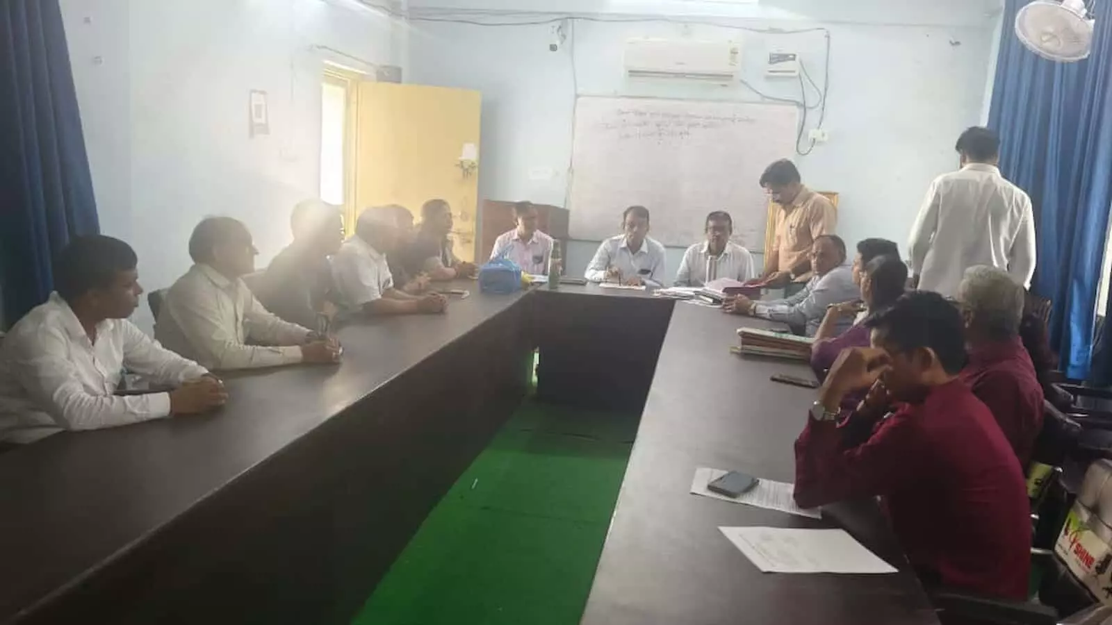 तस्वीर में बाएँ से दाएँ मेज के आसपास बैठे डाइट प्राचार्य और अन्य कर्मचारी बैठक करते हुए। तस्वीर में बाएँ से दाएँ मेज के आसपास बैठे डाइट प्राचार्य और अन्य कर्मचारी बैठक करते हुए।