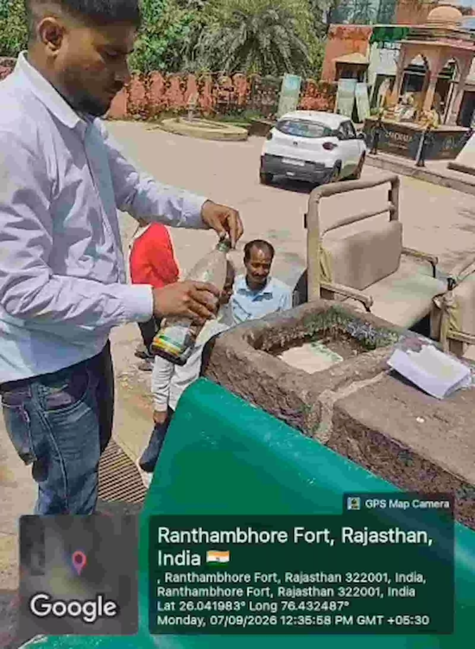 तस्वीर में दिख रही जगह पर स्वास्थ्य कर्मी एक जल स्रोत में दवा का छिड़काव करके लार्वा की जांच कर रहा है। तस्वीर में दिख रही जगह पर स्वास्थ्य कर्मी एक जल स्रोत में दवा का छिड़काव करके लार्वा की जांच कर रहा है।