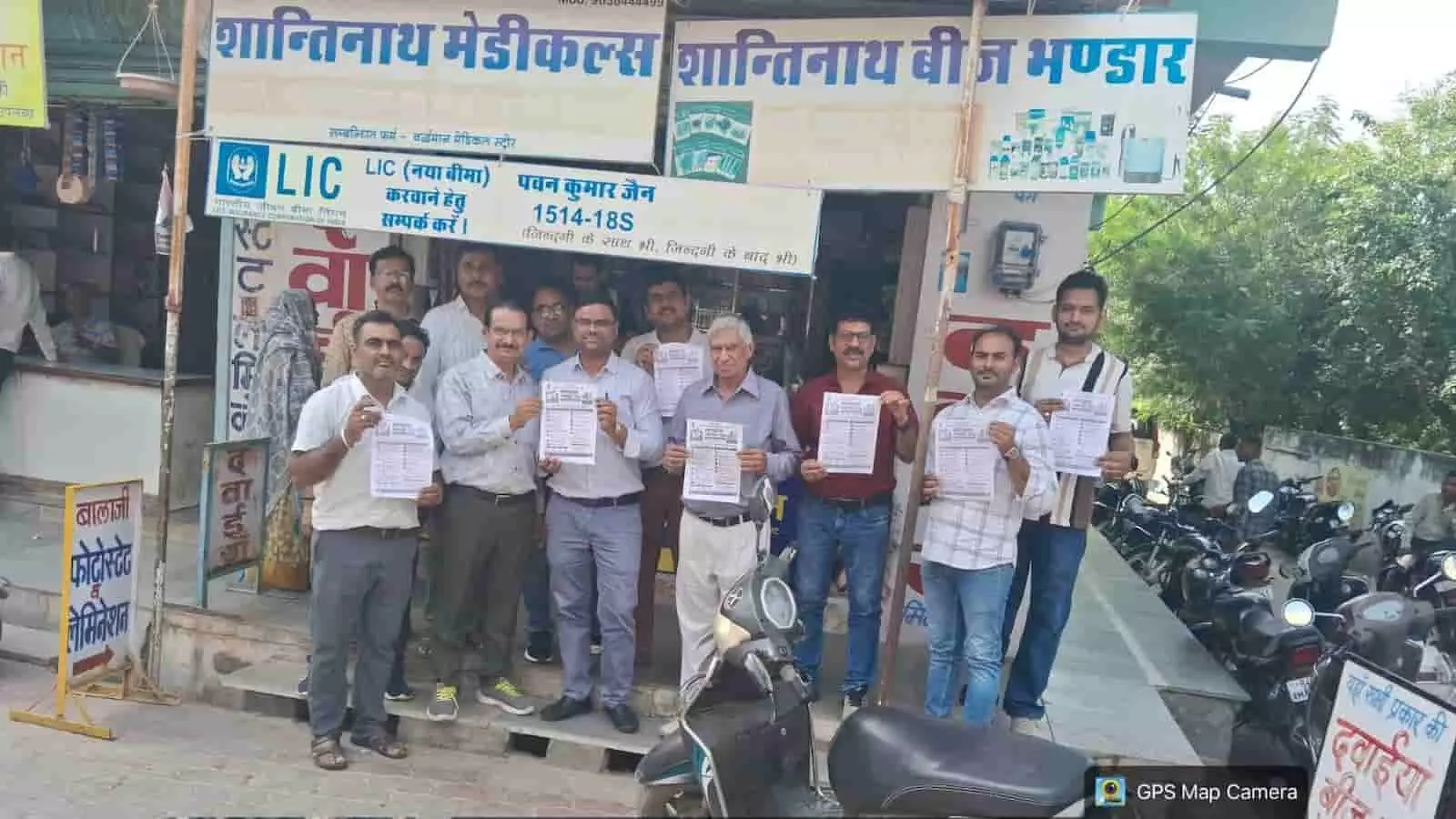 तस्वीर में दिख रही पुरुषों की टोली मेडिकल स्टोर के सामने खड़े होकर जागरूकता पोस्टर दिखा रही है। तस्वीर में दिख रही पुरुषों की टोली मेडिकल स्टोर के सामने खड़े होकर जागरूकता पोस्टर दिखा रही है।