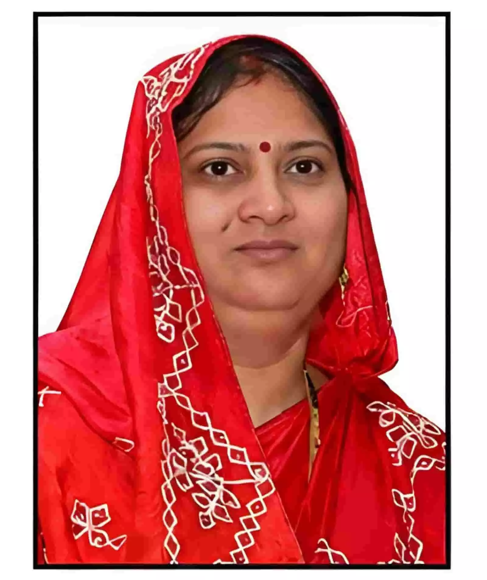 तस्वीर में दिख रही विजय कुमारी शर्मा लाल साड़ी और सिर पर पल्लू लिए हुए हैं। तस्वीर में दिख रही विजय कुमारी शर्मा लाल साड़ी और सिर पर पल्लू लिए हुए हैं।