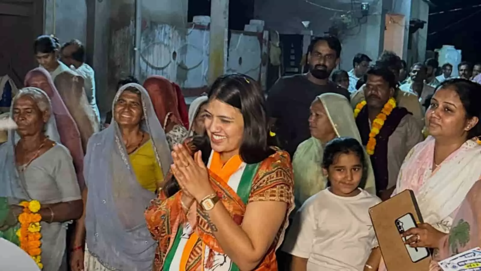 तस्वीर में कांग्रेस उम्मीदवार प्रीति काकाणी समर्थकों और स्थानीय महिलाओं के साथ हाथ जोड़कर खड़ी हैं। तस्वीर में कांग्रेस उम्मीदवार प्रीति काकाणी समर्थकों और स्थानीय महिलाओं के साथ हाथ जोड़कर खड़ी हैं।