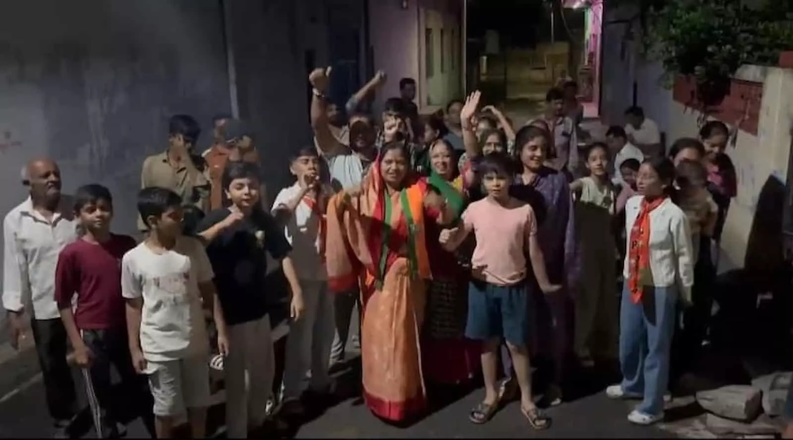 तस्वीर में भाजपा प्रत्याशी दया माली समर्थकों और बच्चों के साथ गली में चुनाव प्रचार करती दिख रही हैं। तस्वीर में भाजपा प्रत्याशी दया माली समर्थकों और बच्चों के साथ गली में चुनाव प्रचार करती दिख रही हैं।