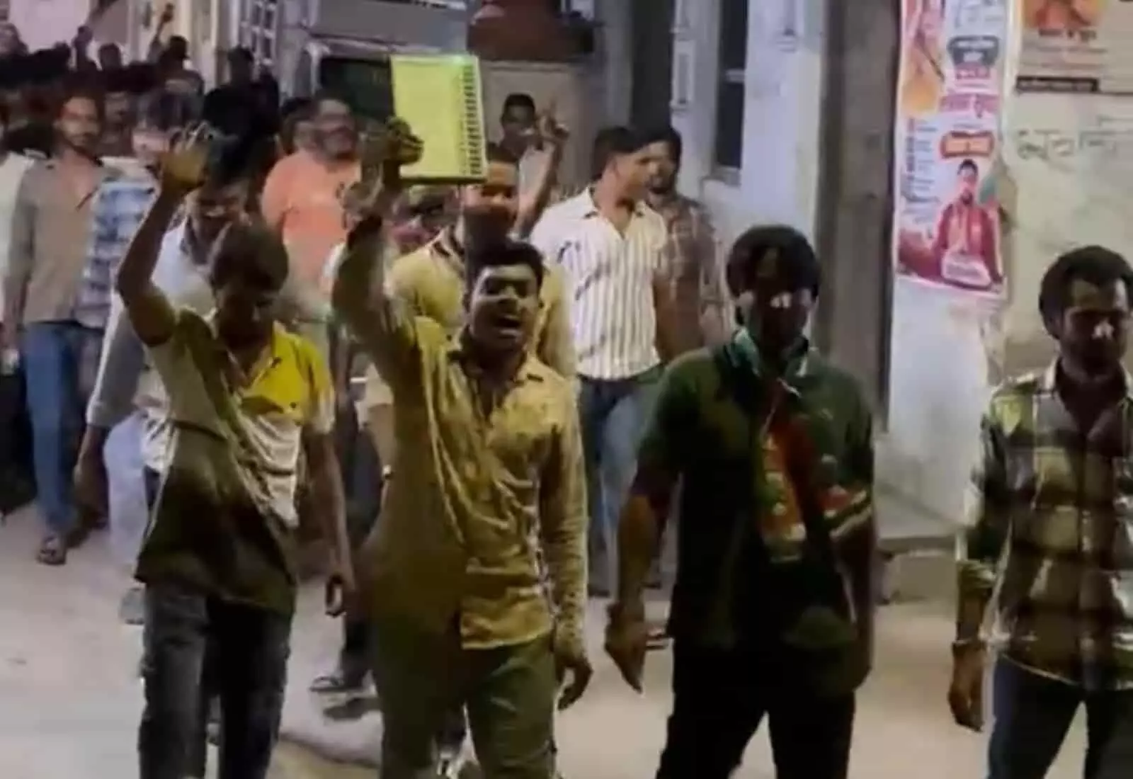 तस्वीर में कांग्रेस प्रत्याशी सुरेश सिंह खिंची और उनके समर्थक हाथ उठाकर पैदल जनसंपर्क करते नजर आ रहे हैं। तस्वीर में कांग्रेस प्रत्याशी सुरेश सिंह खिंची और उनके समर्थक हाथ उठाकर पैदल जनसंपर्क करते नजर आ रहे हैं।