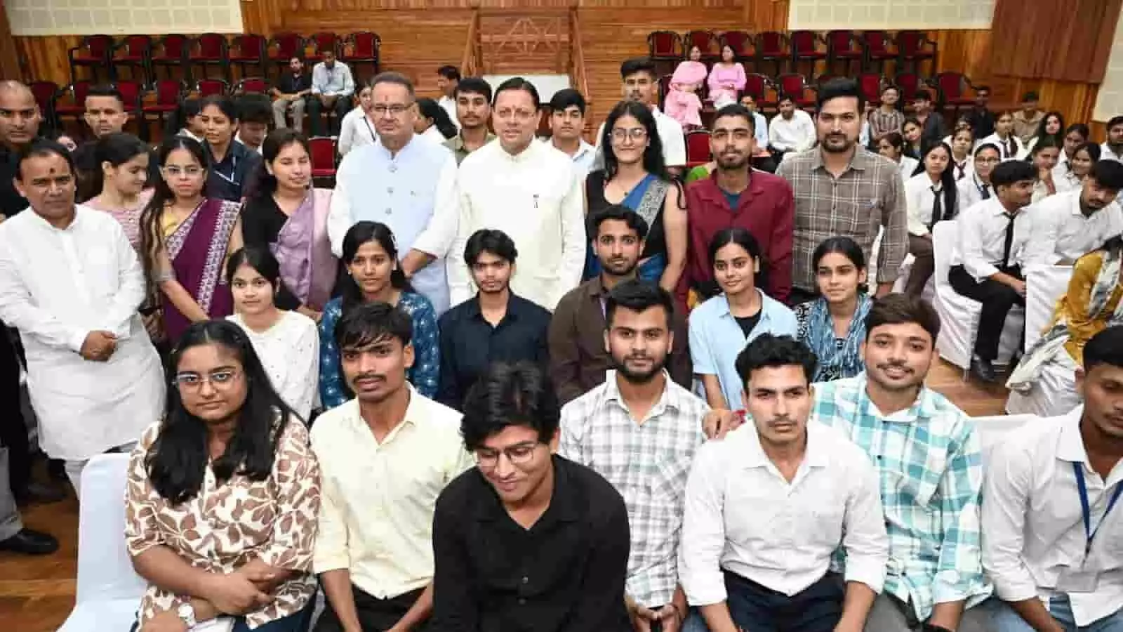 तस्वीर में दिख रहे मुख्यमंत्री पुष्कर सिंह धामी अन्य गणमान्य व्यक्तियों और विद्यार्थियों के साथ मौजूद हैं। तस्वीर में दिख रहे मुख्यमंत्री पुष्कर सिंह धामी अन्य गणमान्य व्यक्तियों और विद्यार्थियों के साथ मौजूद हैं।