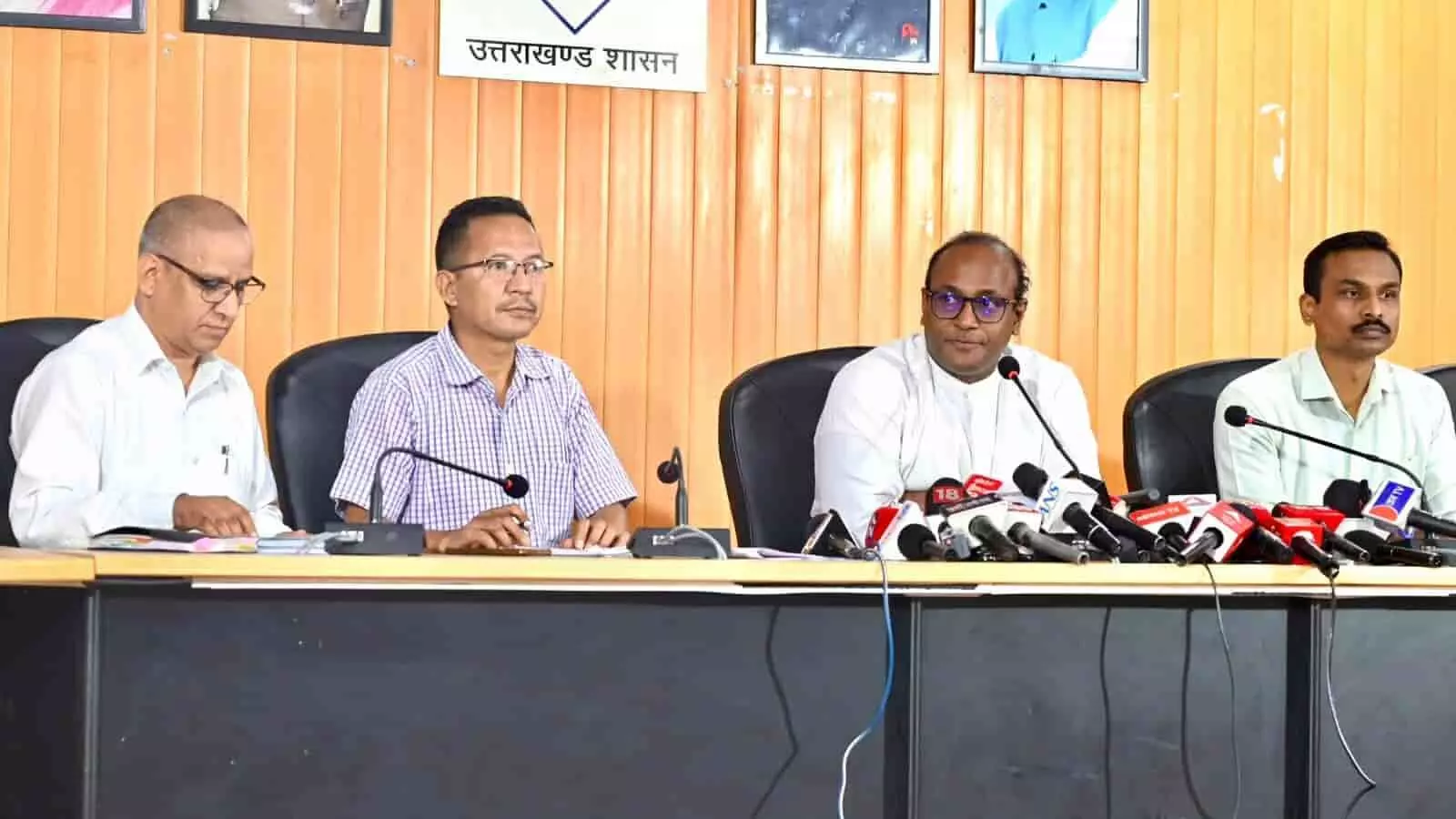 तस्वीर में डॉ. बी.वी.आर.सी. पुरुषोत्तम अन्य चुनाव अधिकारियों के साथ सचिवालय स्थित मीडिया सेंटर में बैठे दिख रहे हैं। तस्वीर में डॉ. बी.वी.आर.सी. पुरुषोत्तम अन्य चुनाव अधिकारियों के साथ सचिवालय स्थित मीडिया सेंटर में बैठे दिख रहे हैं।