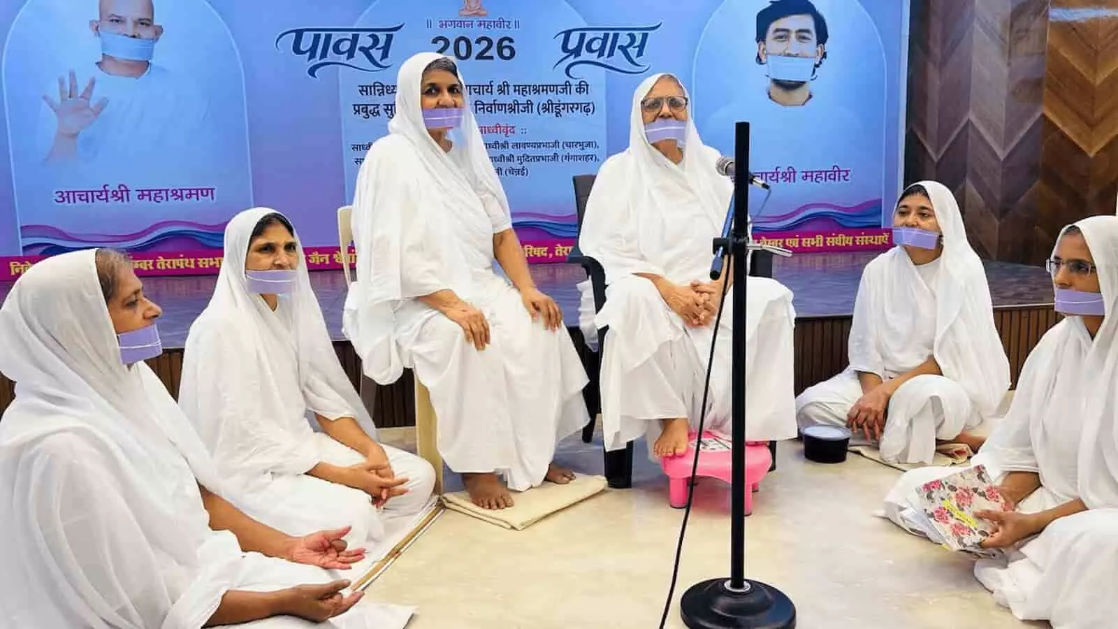 तस्वीर में बाईं से दाईं ओर साध्वियां सफेद कपड़ों में बैठकर आध्यात्मिक चर्चा में भाग ले रही हैं। तस्वीर में बाईं से दाईं ओर साध्वियां सफेद कपड़ों में बैठकर आध्यात्मिक चर्चा में भाग ले रही हैं।