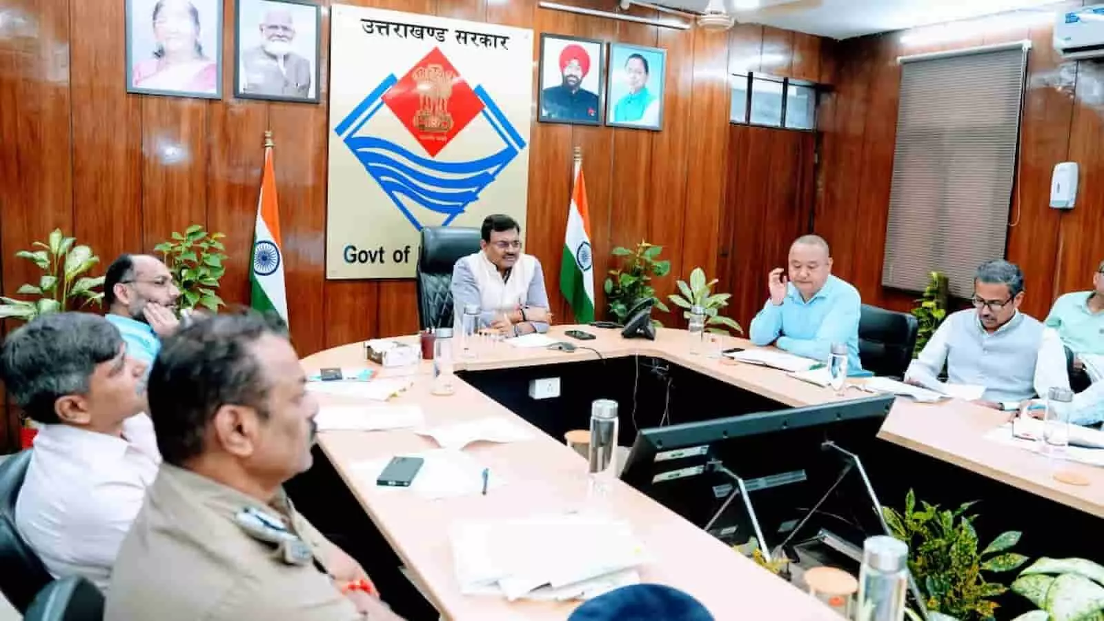 तस्वीर में दिख रही एक गोल मेज पर मुख्य सचिव और वरिष्ठ अधिकारी समीक्षा बैठक कर रहे हैं। तस्वीर में दिख रही एक गोल मेज पर मुख्य सचिव और वरिष्ठ अधिकारी समीक्षा बैठक कर रहे हैं।