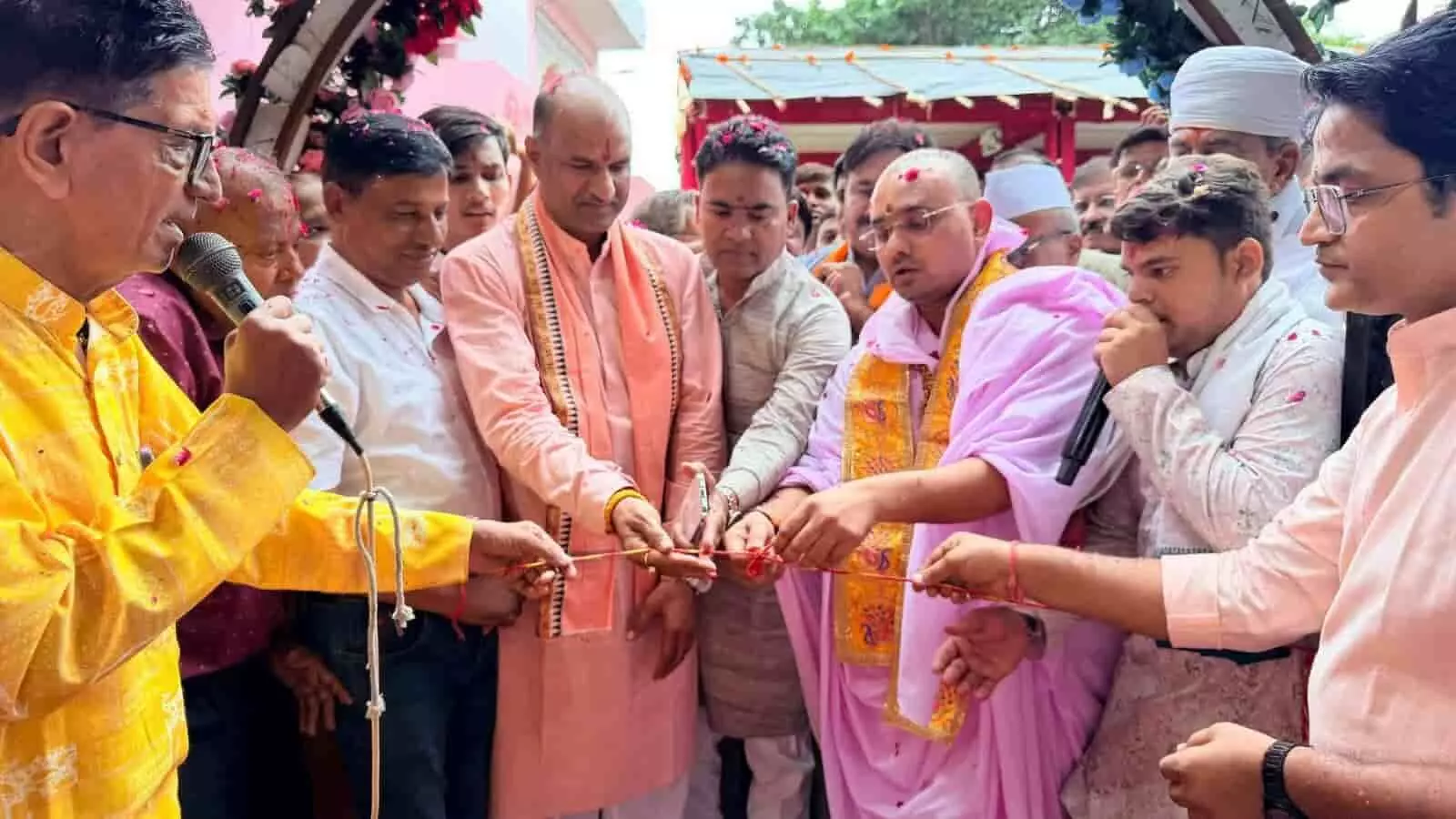 तस्वीर में दिख रहे संत और पुरुष चित्तौड़गढ़ के रामद्वारा में फूलों वाले द्वार पर फीता काट रहे हैं। तस्वीर में दिख रहे संत और पुरुष चित्तौड़गढ़ के रामद्वारा में फूलों वाले द्वार पर फीता काट रहे हैं।