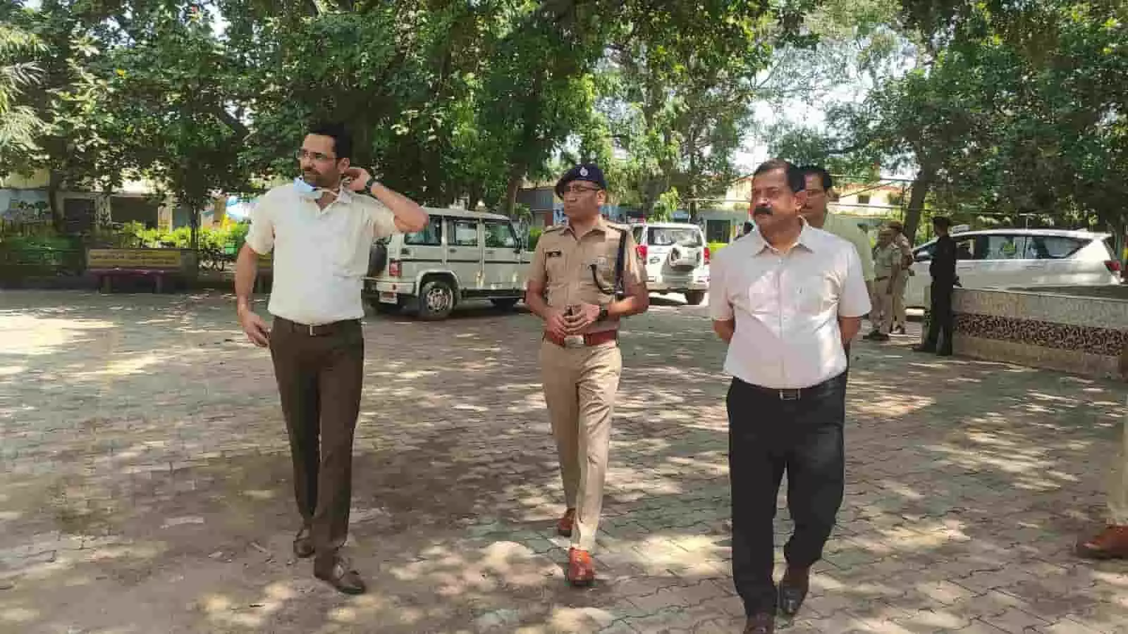 तस्वीर में बाएं से दाएं प्रशासनिक अधिकारी, पुलिस अधीक्षक और जिला कलेक्टर एक परिसर में निरीक्षण करते हुए चल रहे हैं। तस्वीर में बाएं से दाएं प्रशासनिक अधिकारी, पुलिस अधीक्षक और जिला कलेक्टर एक परिसर में निरीक्षण करते हुए चल रहे हैं।