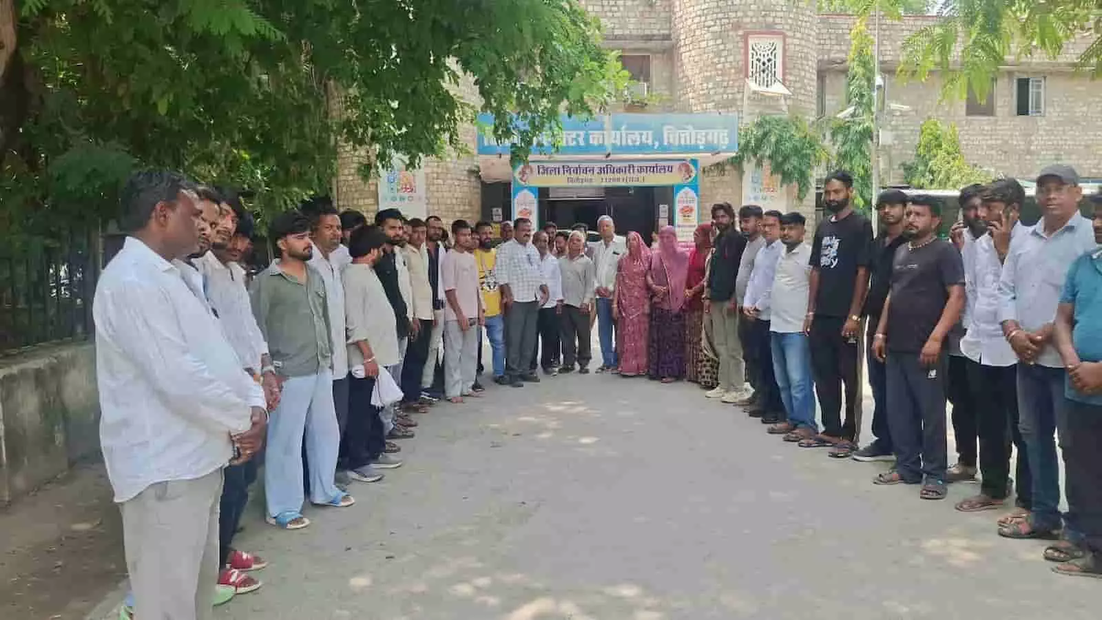 तस्वीर में दिख रहे पुरुषों और महिलाओं का समूह चित्तौड़गढ़ कलेक्टर कार्यालय के सामने खड़ा है। तस्वीर में दिख रहे पुरुषों और महिलाओं का समूह चित्तौड़गढ़ कलेक्टर कार्यालय के सामने खड़ा है।