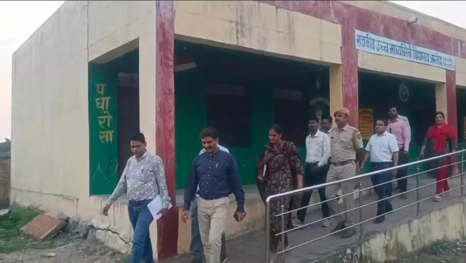 तस्वीर में चुनाव पर्यवेक्षक ओपी जैन और पुलिस अधिकारियों का दल स्कूल परिसर से बाहर आता दिख रहा है। तस्वीर में चुनाव पर्यवेक्षक ओपी जैन और पुलिस अधिकारियों का दल स्कूल परिसर से बाहर आता दिख रहा है।