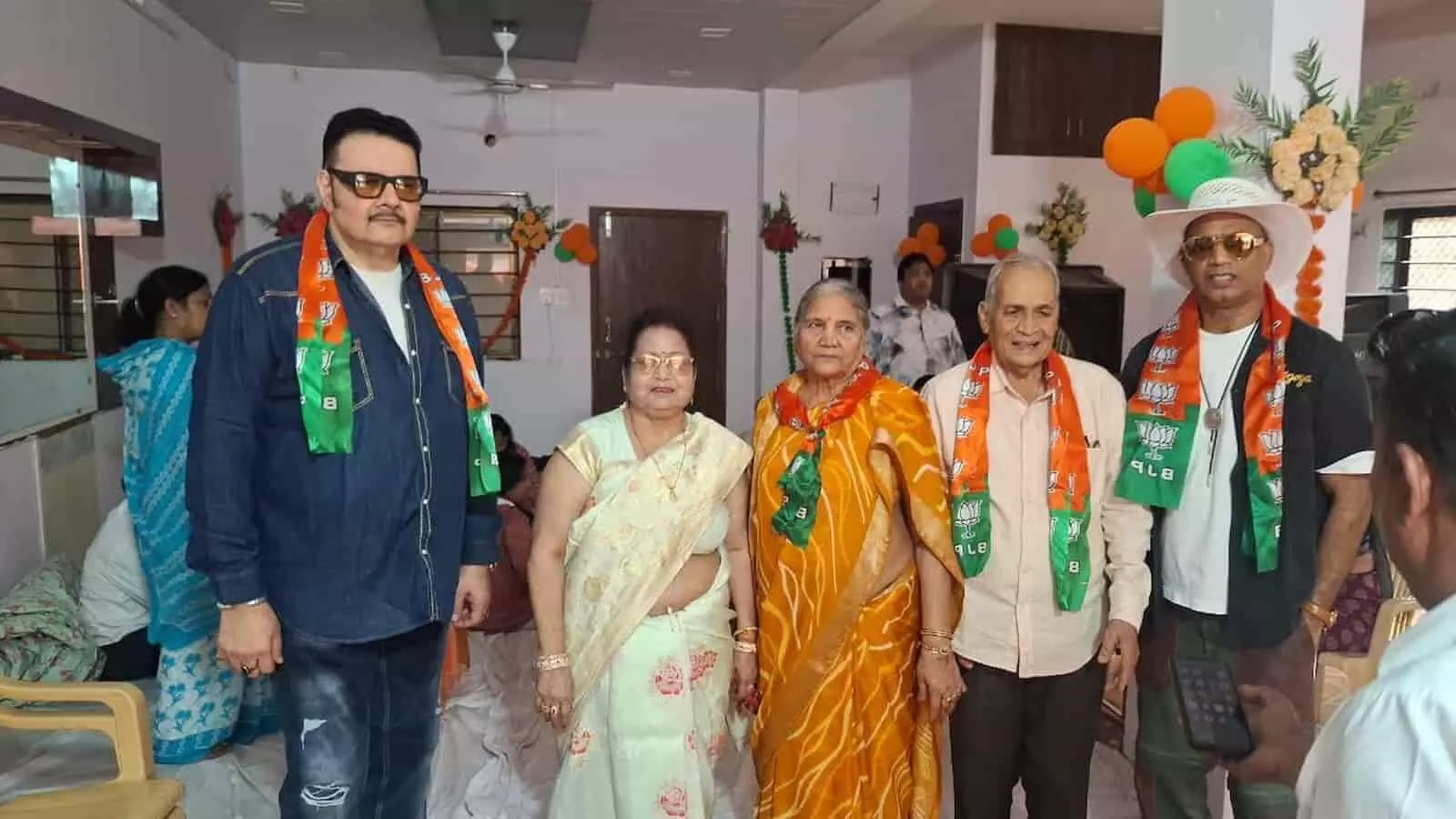 तस्वीर में बाईं से दाईं ओर पांच लोग भाजपा का पटका पहने एक सजाए कमरे में खड़े हैं। तस्वीर में बाईं से दाईं ओर पांच लोग भाजपा का पटका पहने एक सजाए कमरे में खड़े हैं।