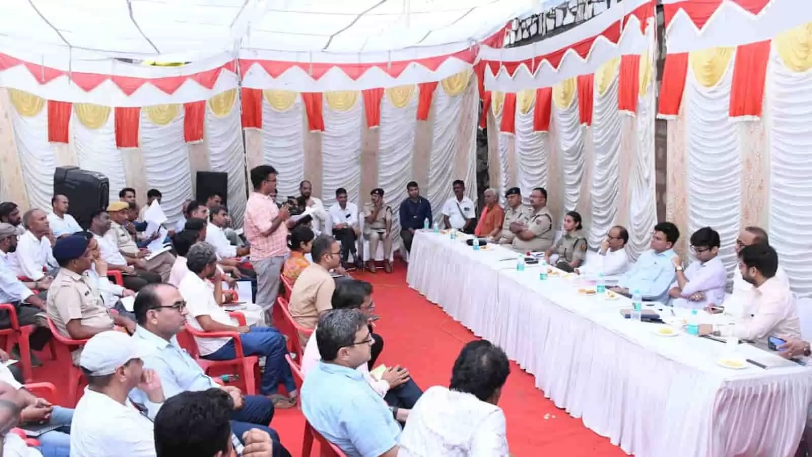 तस्वीर में दिख रहे अधिकारी टेंट के नीचे बैठकर सभा में निर्देश दे रहे हैं। तस्वीर में दिख रहे अधिकारी टेंट के नीचे बैठकर सभा में निर्देश दे रहे हैं।