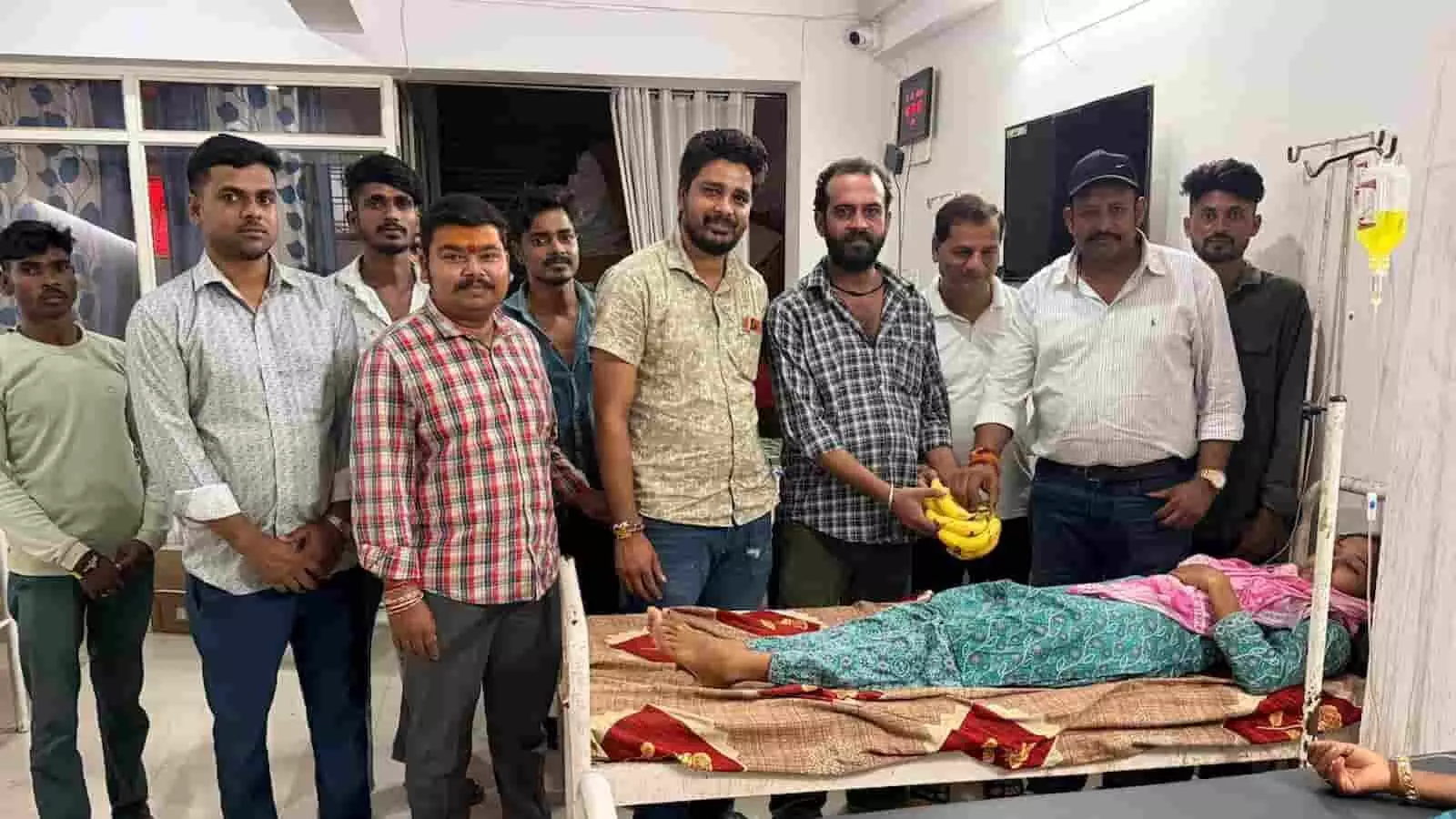 झाड़ोल अस्पताल में भर्ती महिला मरीज के पास खड़े कांग्रेस कार्यकर्ता फल वितरित करते हुए। झाड़ोल अस्पताल में भर्ती महिला मरीज के पास खड़े कांग्रेस कार्यकर्ता फल वितरित करते हुए।
