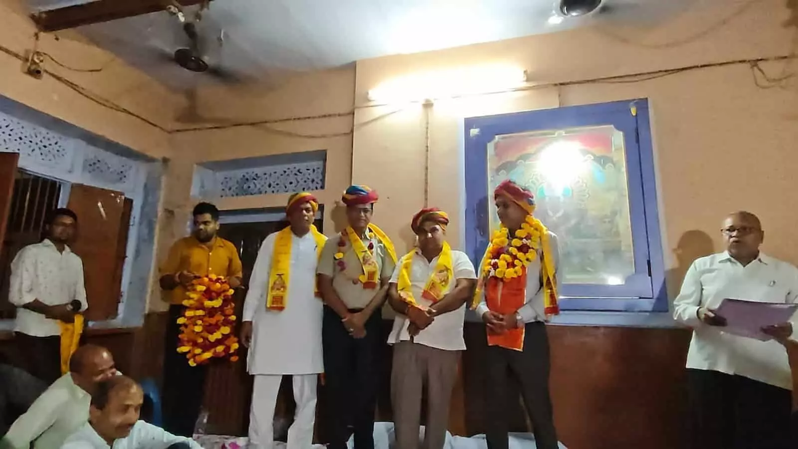 तस्वीर में दिख रहे साफा पहने पदाधिकारी कतार में खड़े होकर शपथ ले रहे हैं। तस्वीर में दिख रहे साफा पहने पदाधिकारी कतार में खड़े होकर शपथ ले रहे हैं।
