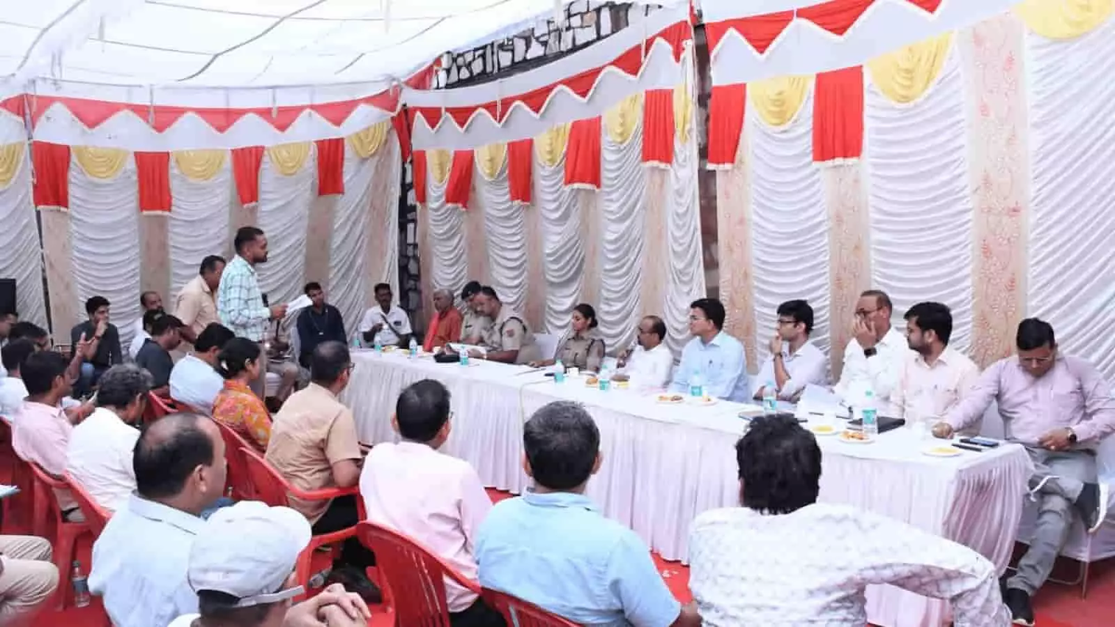 तस्वीर में अधिकारी और प्रतिनिधि टेंट के नीचे बैठकर मेले की तैयारियों पर विचार-विमर्श कर रहे हैं। तस्वीर में अधिकारी और प्रतिनिधि टेंट के नीचे बैठकर मेले की तैयारियों पर विचार-विमर्श कर रहे हैं।