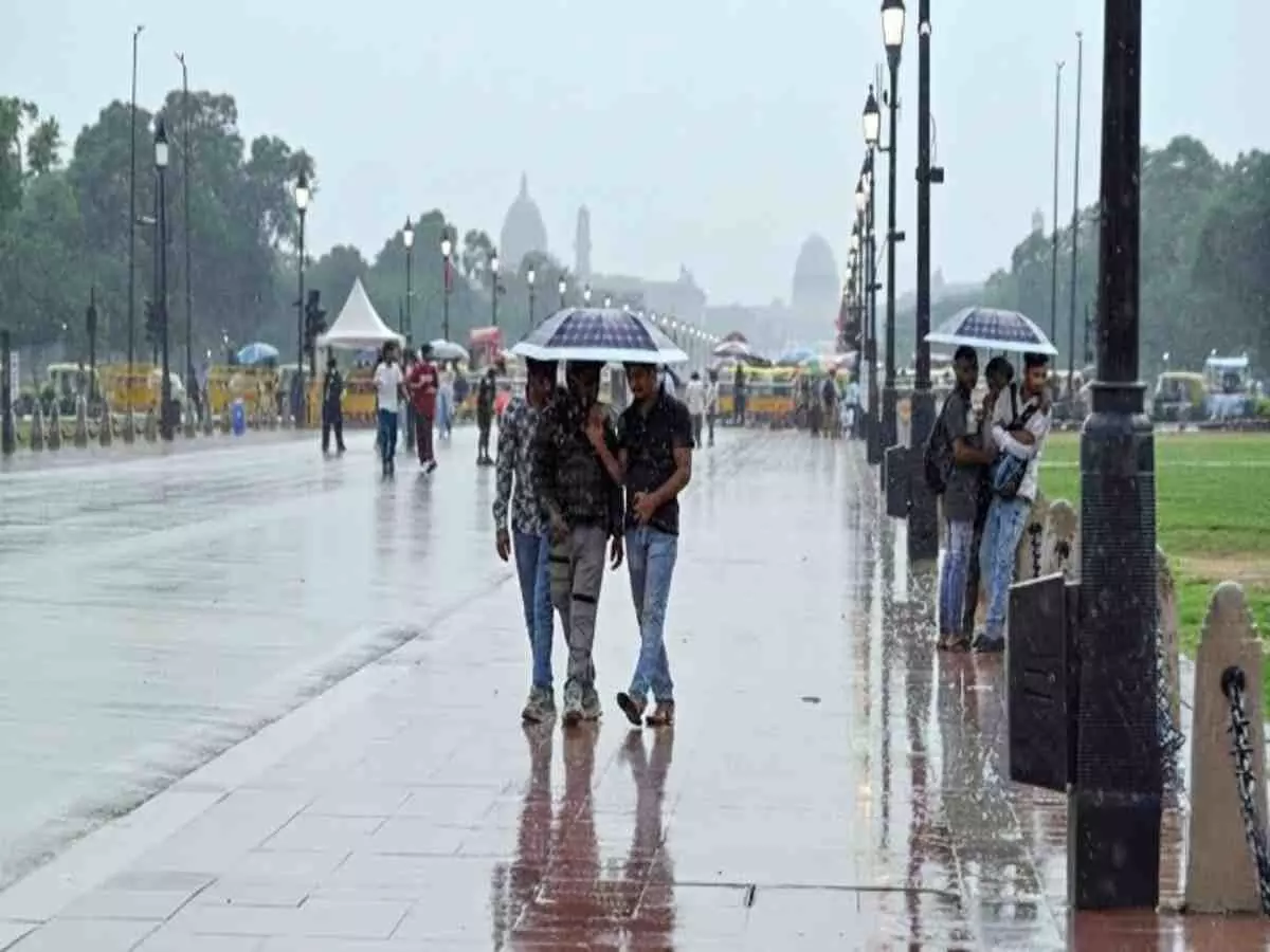 दिल्ली में बारिश के बाद छाते लेकर चलते हुए लोग| दिल्ली में बारिश के बाद छाते लेकर चलते हुए लोग|