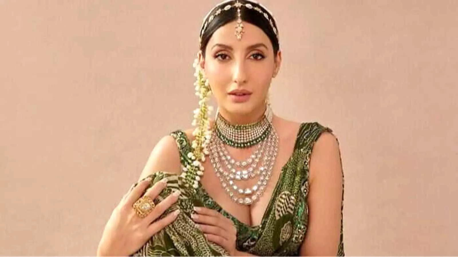 सटीक रूप से तैयार पारंपरिक पोशाक में नजर आ रही बॉलीवुड अभिनेत्री नोरा फतेही मानहानि मुकदमे के संदर्भ में। सटीक रूप से तैयार पारंपरिक पोशाक में नजर आ रही बॉलीवुड अभिनेत्री नोरा फतेही मानहानि मुकदमे के संदर्भ में।
