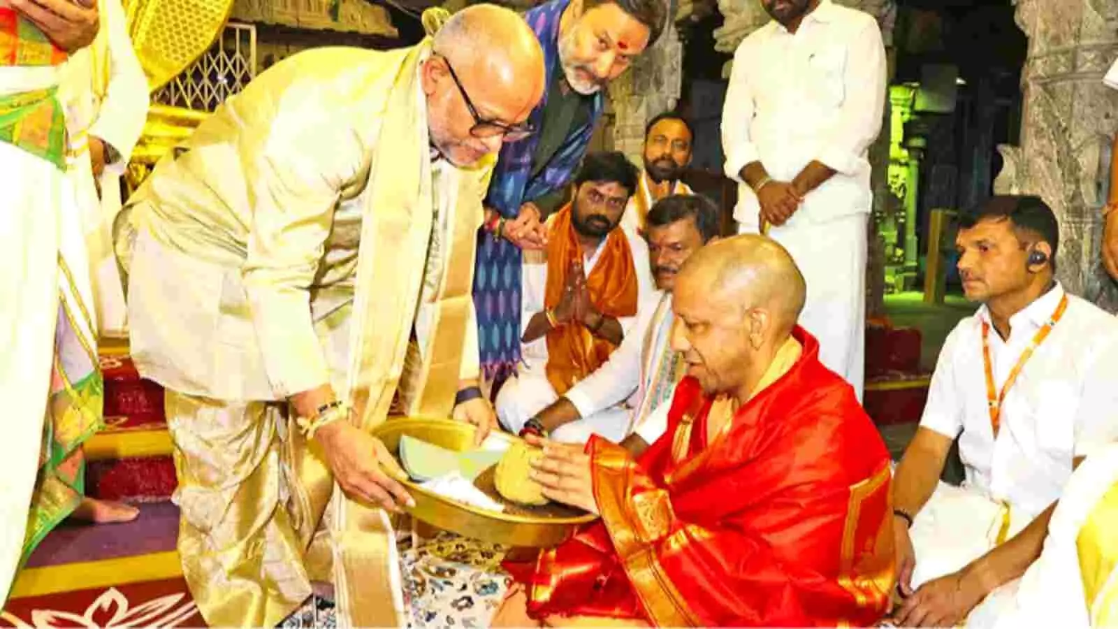 तिरुमला मंदिर में योगी आदित्यनाथ पूजा करते हुए भगवान वेंकटेश्वर के दर्शन के संदर्भ में| तिरुमला मंदिर में योगी आदित्यनाथ पूजा करते हुए भगवान वेंकटेश्वर के दर्शन के संदर्भ में|