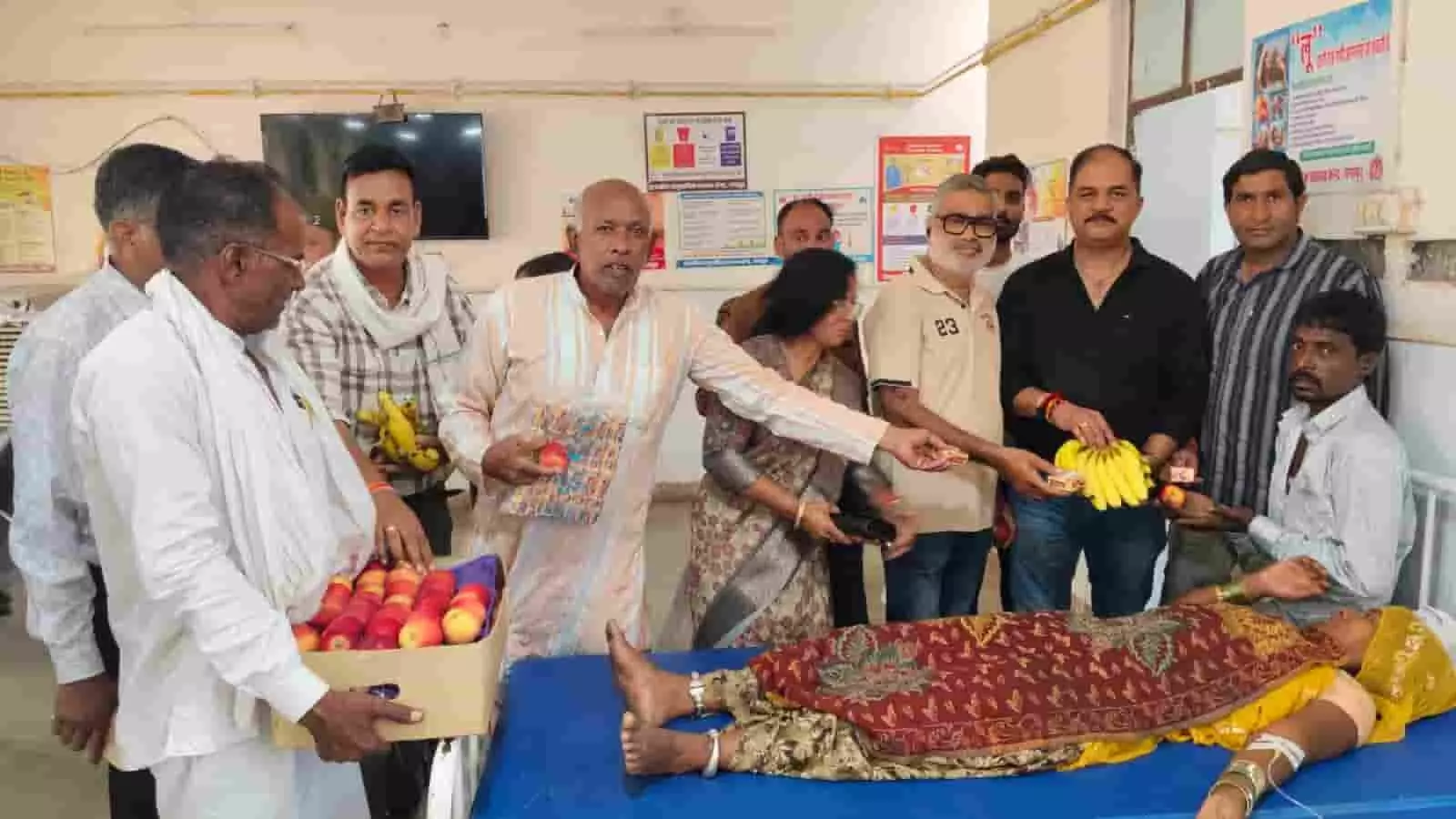 गंगापुर के अस्पताल में भर्ती मरीज को फल और बिस्किट वितरित करते कांग्रेसी कार्यकर्ता। गंगापुर के अस्पताल में भर्ती मरीज को फल और बिस्किट वितरित करते कांग्रेसी कार्यकर्ता।