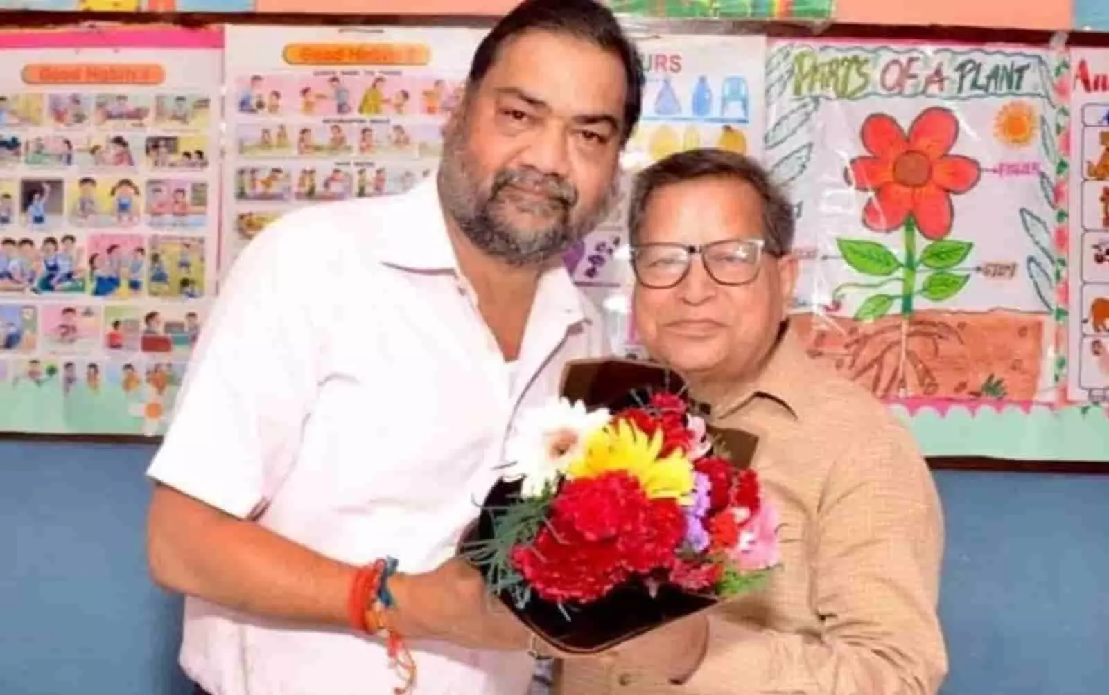 तस्वीर में संजीव सिंघल और समिति के सदस्य स्कूल परिसर में गुलदस्ता पकड़े हुए दिख रहे हैं। तस्वीर में संजीव सिंघल और समिति के सदस्य स्कूल परिसर में गुलदस्ता पकड़े हुए दिख रहे हैं।
