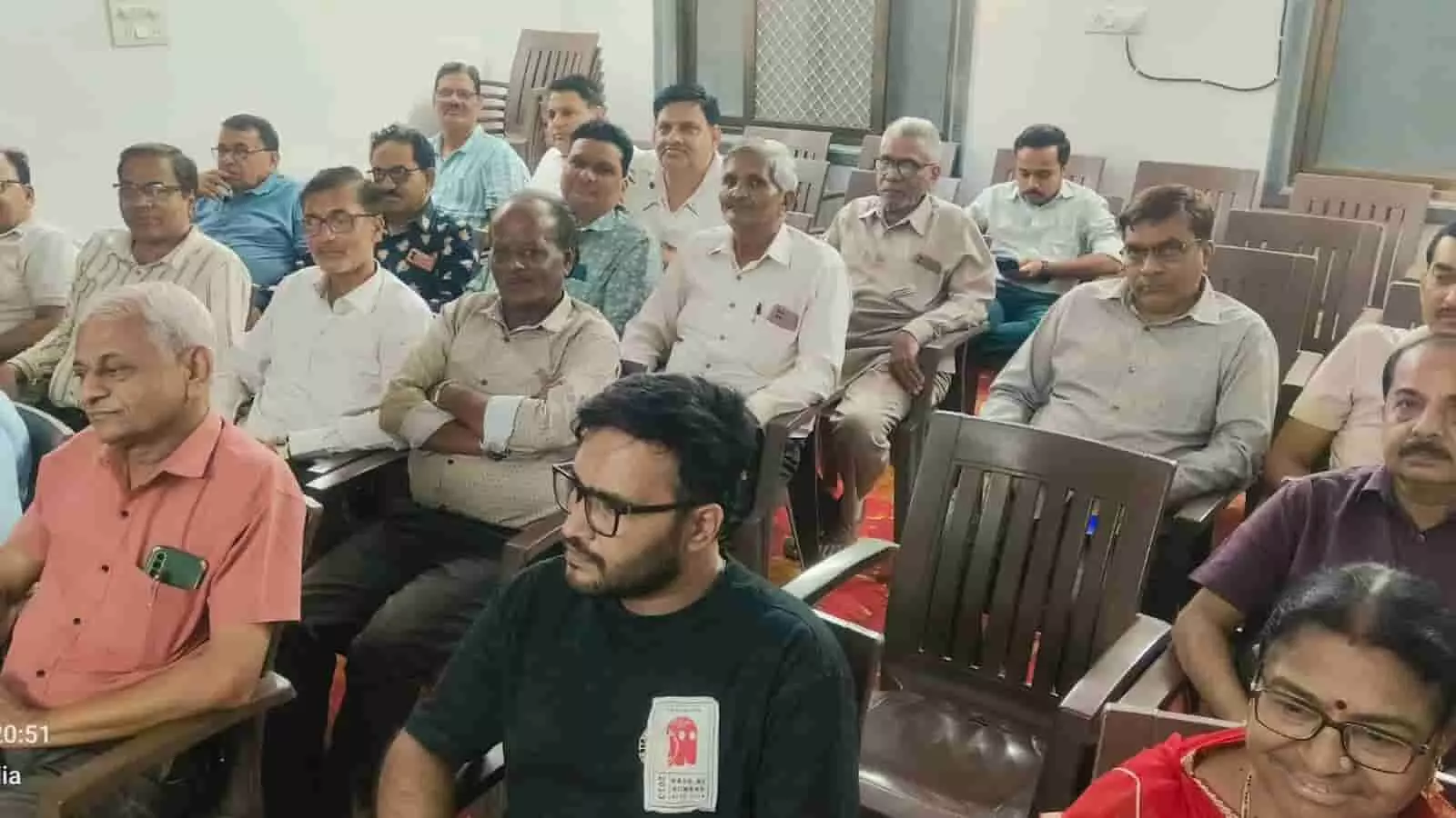 शांतिनाथ दिगंबर जैन मंदिर परिसर में खेरवाड़ा में बैठक में बैठे समाज के लोग। शांतिनाथ दिगंबर जैन मंदिर परिसर में खेरवाड़ा में बैठक में बैठे समाज के लोग।