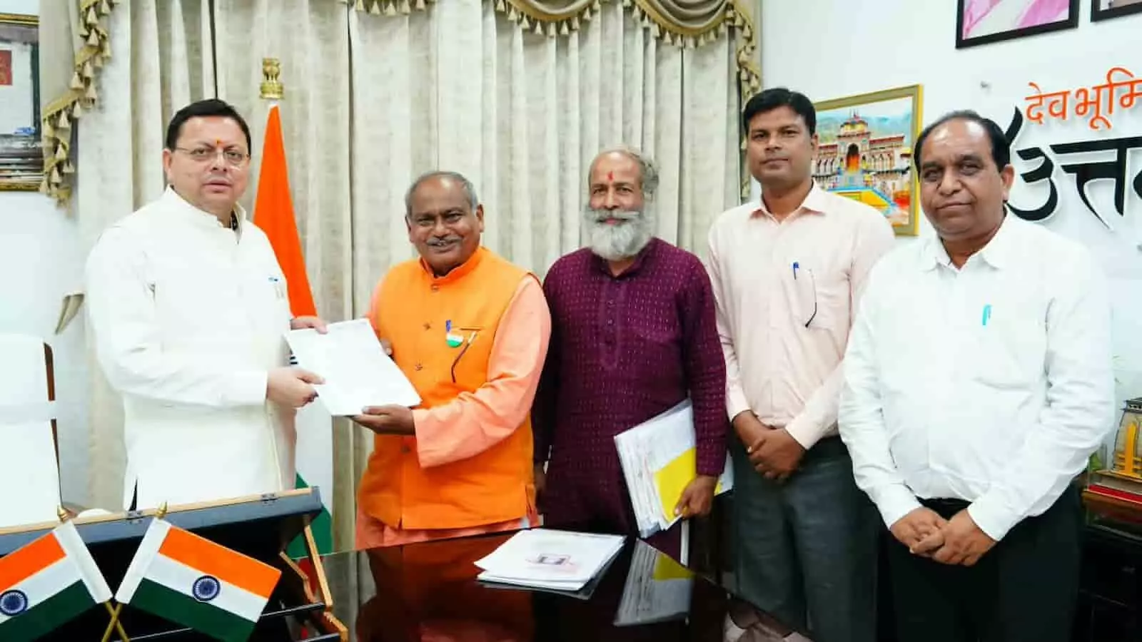 तस्वीर में मुख्यमंत्री पुष्कर सिंह धामी प्रतिनिधिमंडल के सदस्यों से ज्ञापन लेते दिख रहे हैं। तस्वीर में मुख्यमंत्री पुष्कर सिंह धामी प्रतिनिधिमंडल के सदस्यों से ज्ञापन लेते दिख रहे हैं।