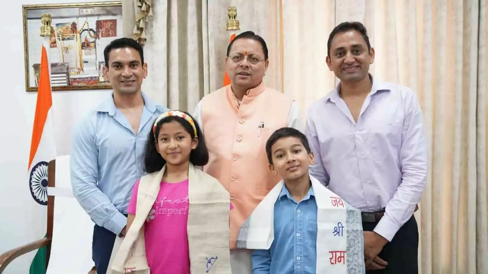 तस्वीर में मुख्यमंत्री पुष्कर सिंह धामी के साथ बच्चे प्रिशा रावत, रियांश पंत और उनके अभिभावक खड़े हैं। तस्वीर में मुख्यमंत्री पुष्कर सिंह धामी के साथ बच्चे प्रिशा रावत, रियांश पंत और उनके अभिभावक खड़े हैं।