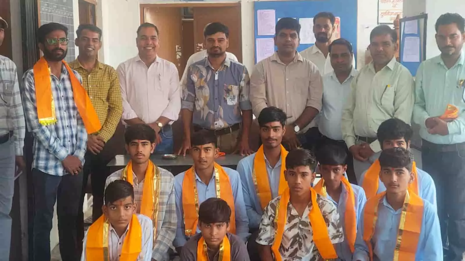 तस्वीर में आगरिया विद्यालय के सम्मानित खिलाड़ी और अतिथिगण नजर आ रहे हैं। तस्वीर में आगरिया विद्यालय के सम्मानित खिलाड़ी और अतिथिगण नजर आ रहे हैं।