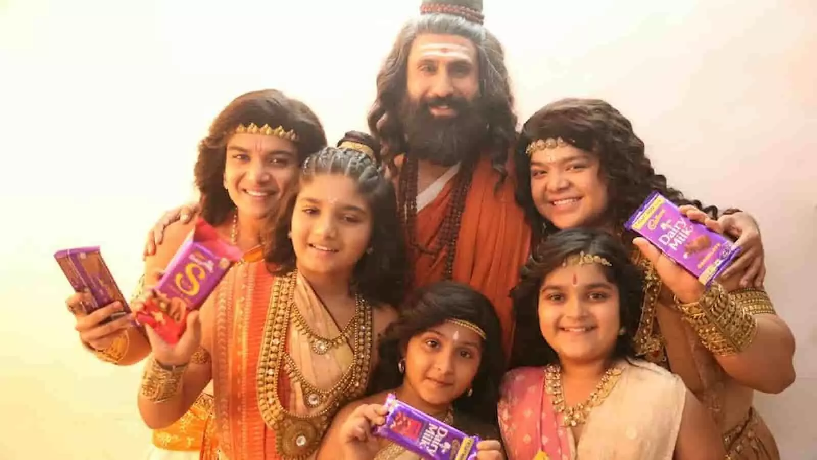 तस्वीर में दिख रही जितेन लालवानी और बाल कलाकारों की टोली पौराणिक पोशाक में हाथ में चॉकलेट लेकर मुस्कुरा रही है। तस्वीर में दिख रही जितेन लालवानी और बाल कलाकारों की टोली पौराणिक पोशाक में हाथ में चॉकलेट लेकर मुस्कुरा रही है।