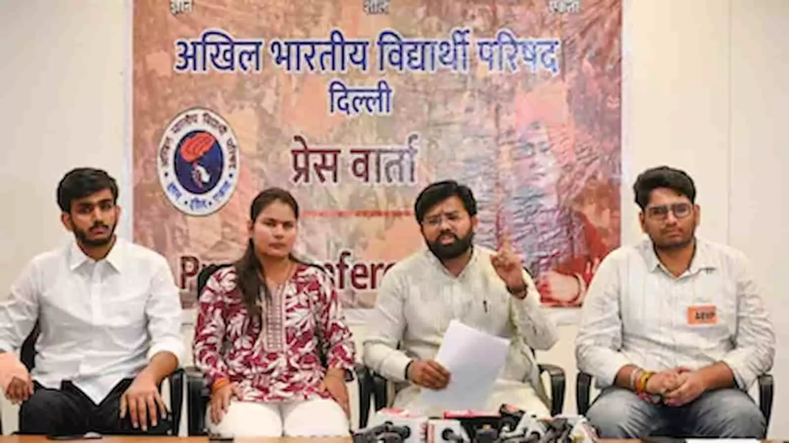 तस्वीर में एबीवीपी के चार प्रतिनिधि बैनर के सामने बैठकर प्रेस कॉन्फ्रेंस को संबोधित कर रहे हैं। तस्वीर में एबीवीपी के चार प्रतिनिधि बैनर के सामने बैठकर प्रेस कॉन्फ्रेंस को संबोधित कर रहे हैं।