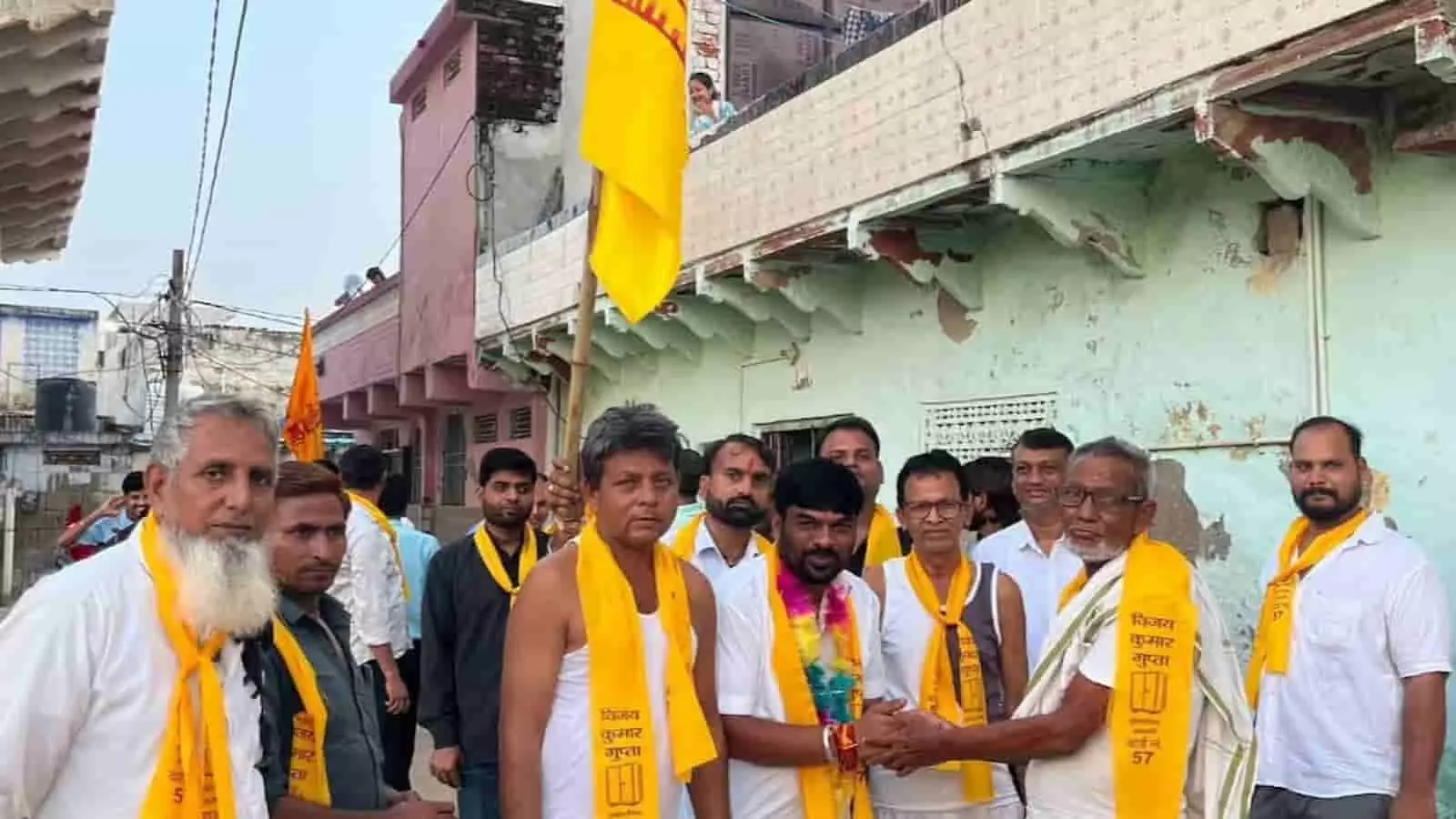 तस्वीर में दिख रही सड़क पर पीले पटके पहने प्रत्याशी विजय गुप्ता अन्य लोगों के साथ खड़े हैं। तस्वीर में दिख रही सड़क पर पीले पटके पहने प्रत्याशी विजय गुप्ता अन्य लोगों के साथ खड़े हैं।