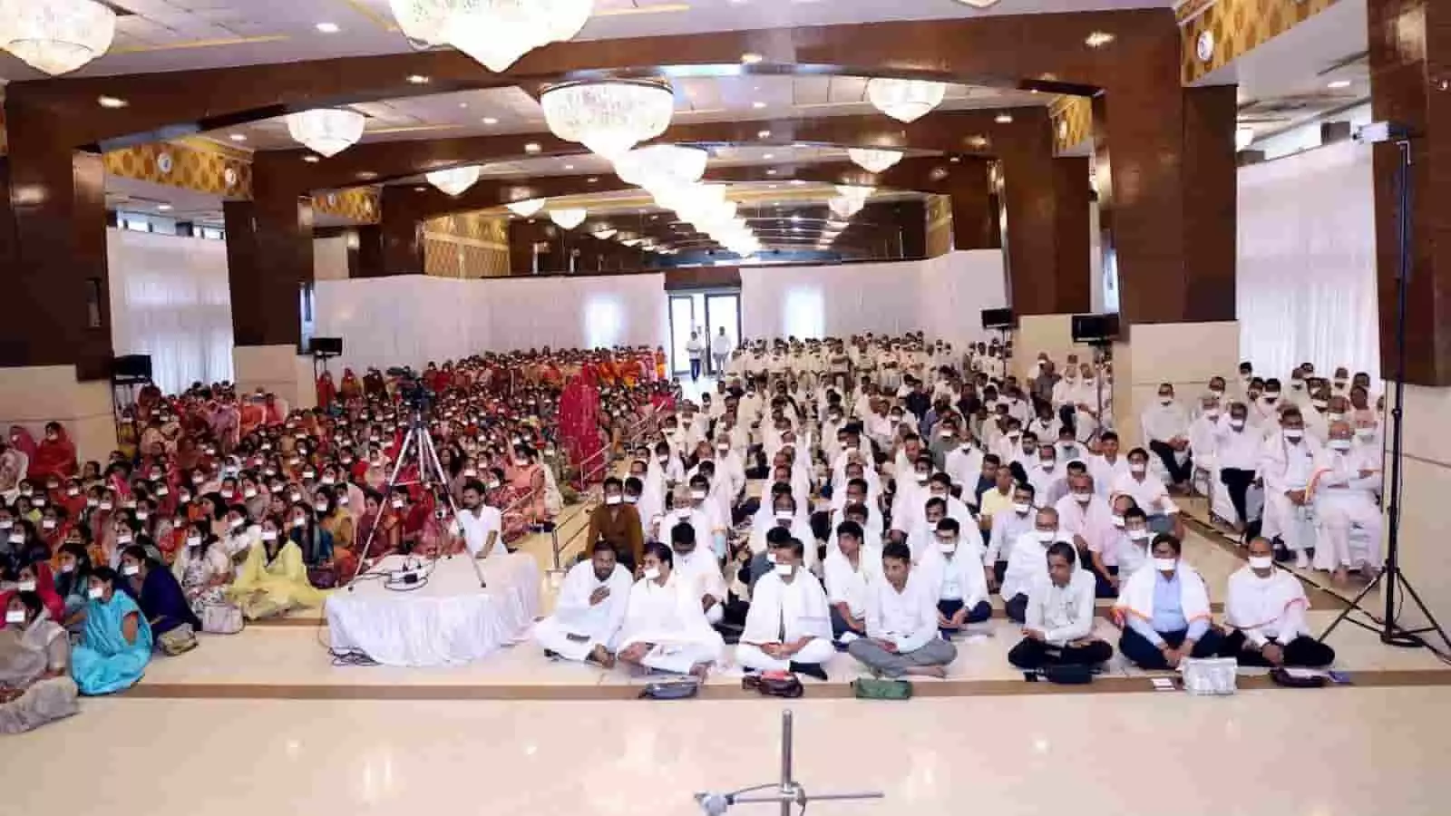 तस्वीर में दिख रही सभा में लोग फर्श पर बैठकर धार्मिक कार्यक्रम में भाग ले रहे हैं। तस्वीर में दिख रही सभा में लोग फर्श पर बैठकर धार्मिक कार्यक्रम में भाग ले रहे हैं।