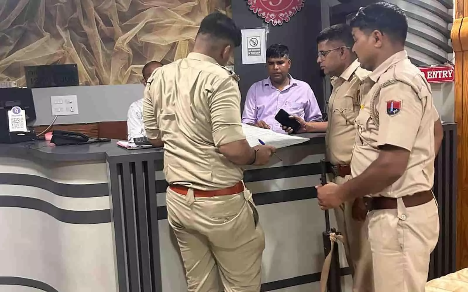 तस्वीर में दिख रही पुलिस टीम धौलपुर में चुनाव सुरक्षा के तहत होटल काउंटर पर चेकिंग कर रही है। तस्वीर में दिख रही पुलिस टीम धौलपुर में चुनाव सुरक्षा के तहत होटल काउंटर पर चेकिंग कर रही है।