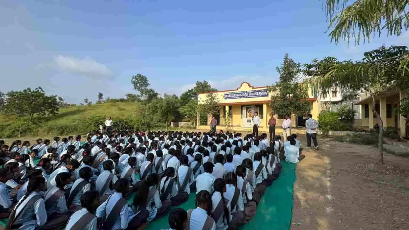 तस्वीर में राजकीय उच्च माध्यमिक विद्यालय माकडादेव के प्रांगण में प्रार्थना सभा के दौरान बैठे छात्र-छात्राएं। तस्वीर में राजकीय उच्च माध्यमिक विद्यालय माकडादेव के प्रांगण में प्रार्थना सभा के दौरान बैठे छात्र-छात्राएं।