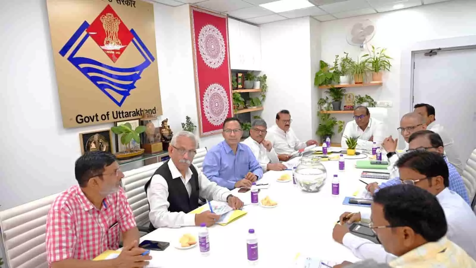 तस्वीर में मुख्य निर्वाचन अधिकारी डॉ. बी.वी.आर.सी. पुरुषोत्तम और अन्य प्रतिनिधि बैठक टेबल पर चर्चा करते हुए। तस्वीर में मुख्य निर्वाचन अधिकारी डॉ. बी.वी.आर.सी. पुरुषोत्तम और अन्य प्रतिनिधि बैठक टेबल पर चर्चा करते हुए।