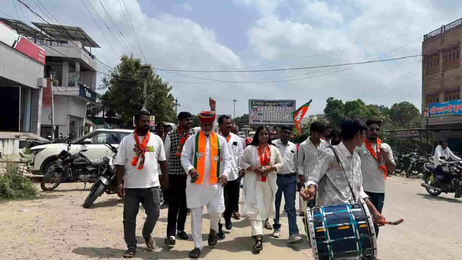 तस्वीर में विधायक लादू लाल पितलिया और भाजपा कार्यकर्ता ढोल-नगाड़ों के साथ चुनाव प्रचार करते दिख रहे हैं। तस्वीर में विधायक लादू लाल पितलिया और भाजपा कार्यकर्ता ढोल-नगाड़ों के साथ चुनाव प्रचार करते दिख रहे हैं।