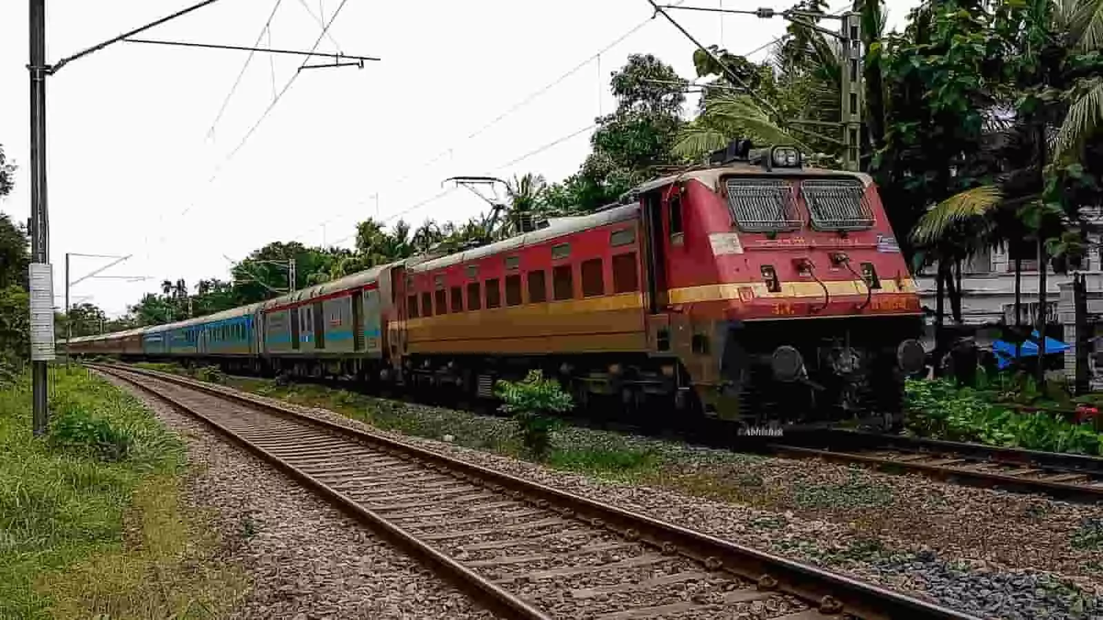 तस्वीर में पटरियों पर दौड़ती हुई ट्रेन नजर आ रही है। तस्वीर में पटरियों पर दौड़ती हुई ट्रेन नजर आ रही है।