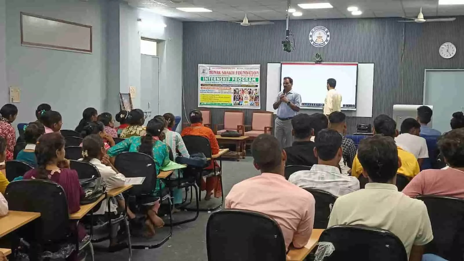 तस्वीर में राजकीय महाविद्यालय राजाखेड़ा के सेमिनार हॉल में छात्र-छात्राएं बैठकर वक्ता का संबोधन सुन रहे हैं। तस्वीर में राजकीय महाविद्यालय राजाखेड़ा के सेमिनार हॉल में छात्र-छात्राएं बैठकर वक्ता का संबोधन सुन रहे हैं।