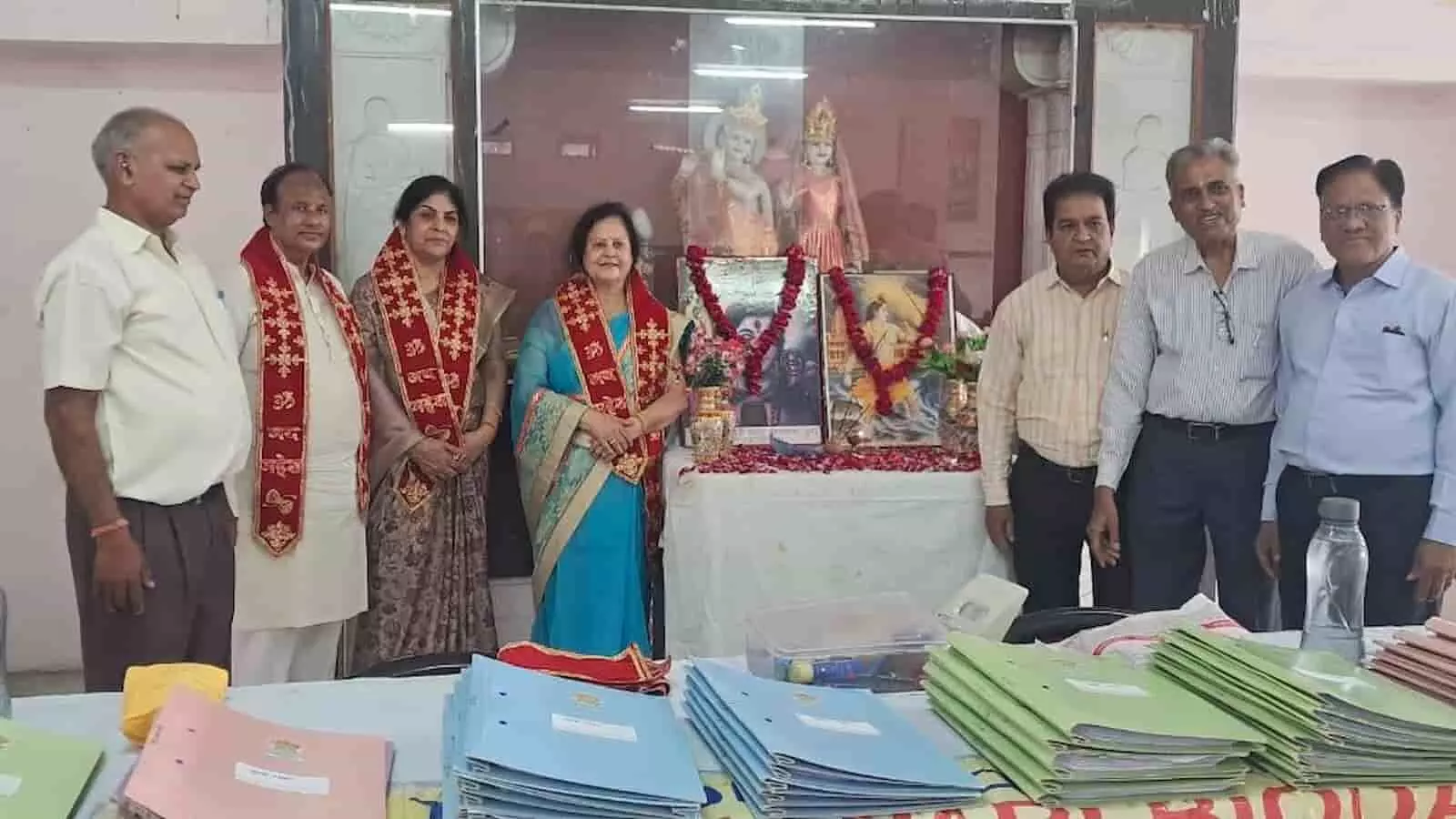 तस्वीर में बाएं से दाएं खड़े अतिथि और टेबल पर रखी फाइलों के बायोडाटा दिख रहे हैं। तस्वीर में बाएं से दाएं खड़े अतिथि और टेबल पर रखी फाइलों के बायोडाटा दिख रहे हैं।