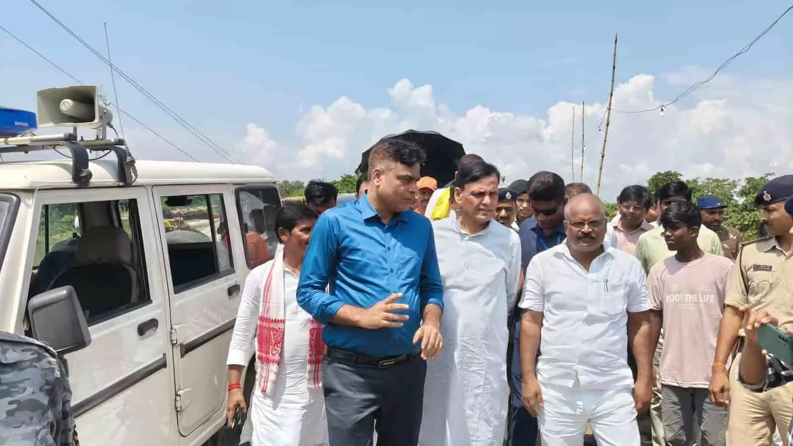 केंद्रीय मंत्री नित्यानंद राय समस्तीपुर के बाढ़ प्रभावित क्षेत्र में अधिकारियों के साथ निरीक्षण कर रहे हैं। केंद्रीय मंत्री नित्यानंद राय समस्तीपुर के बाढ़ प्रभावित क्षेत्र में अधिकारियों के साथ निरीक्षण कर रहे हैं।