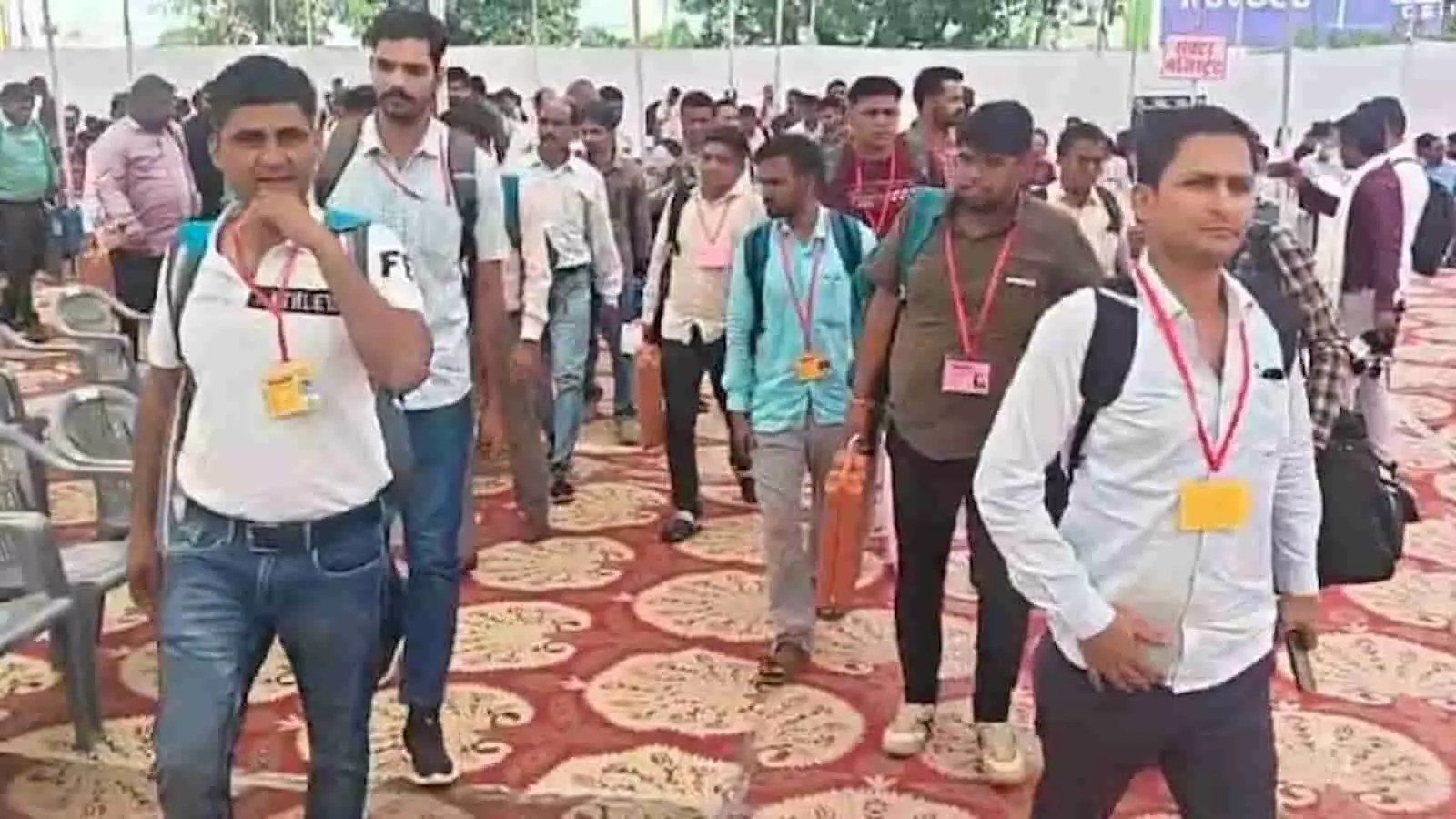 तस्वीर में दिख रही जगह पर चुनाव अधिकारी गले में पास टांगे पोलिंग सामग्री के साथ जा रहे हैं। तस्वीर में दिख रही जगह पर चुनाव अधिकारी गले में पास टांगे पोलिंग सामग्री के साथ जा रहे हैं।