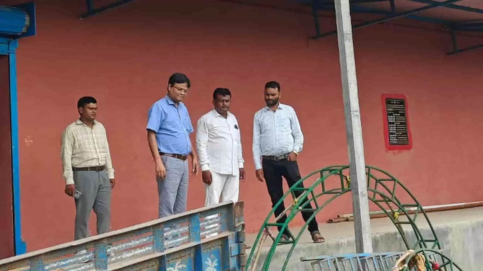 सालेपुर पंचायत शिविर स्थल पर खड़े सरकारी अधिकारी और कर्मी। सालेपुर पंचायत शिविर स्थल पर खड़े सरकारी अधिकारी और कर्मी।